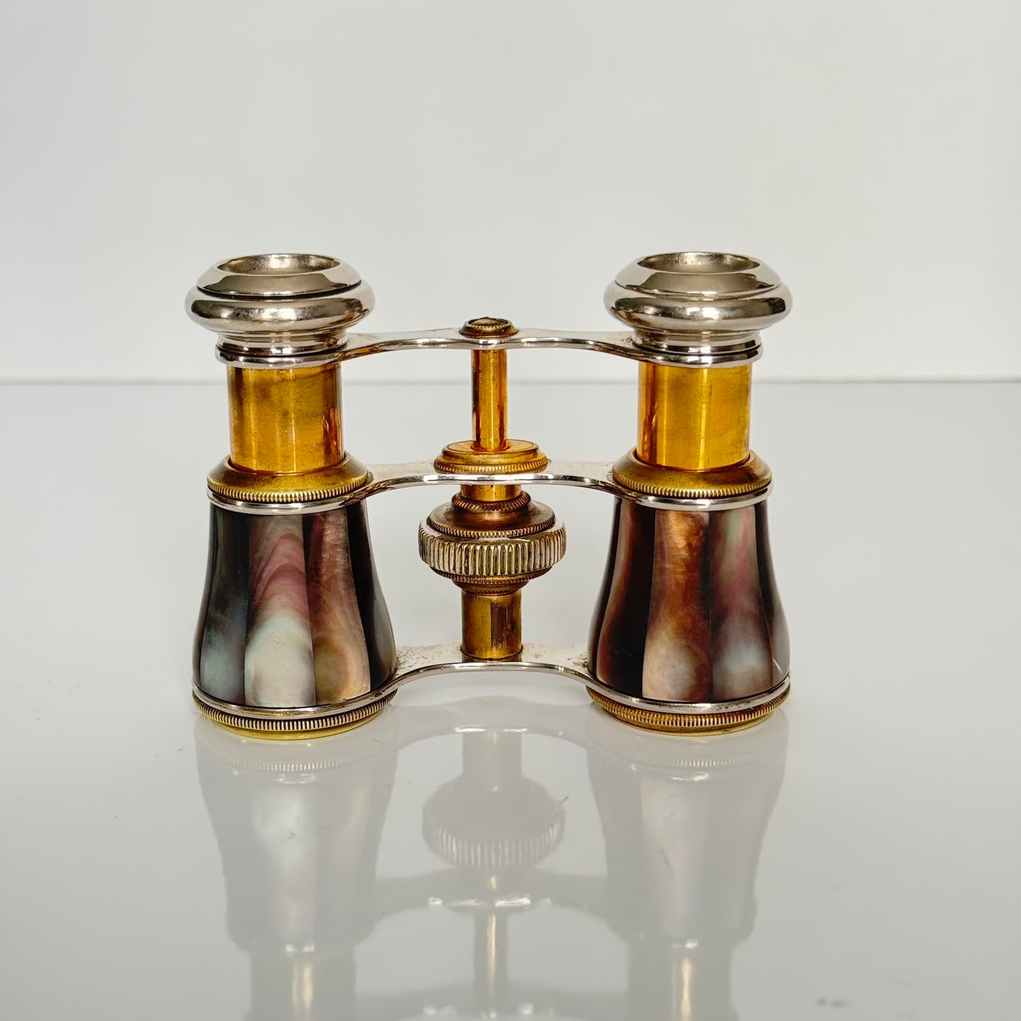 English: Pair of black mother-of-pearl opera glasses with original leather case, late 19th to early 20th century, compact and extendable design ; 日本語: ブラックマザーオブパール（黒蝶貝）のオペラグラスのペア、オリジナル革ケース付き、19世紀末〜20世紀初頭、コンパクトで伸縮可能なデザイン ; Français: Paire de jumelles en nacre noire avec étui en cuir d’origine, fin XIXe – début XXe siècle, design compact et extensible.