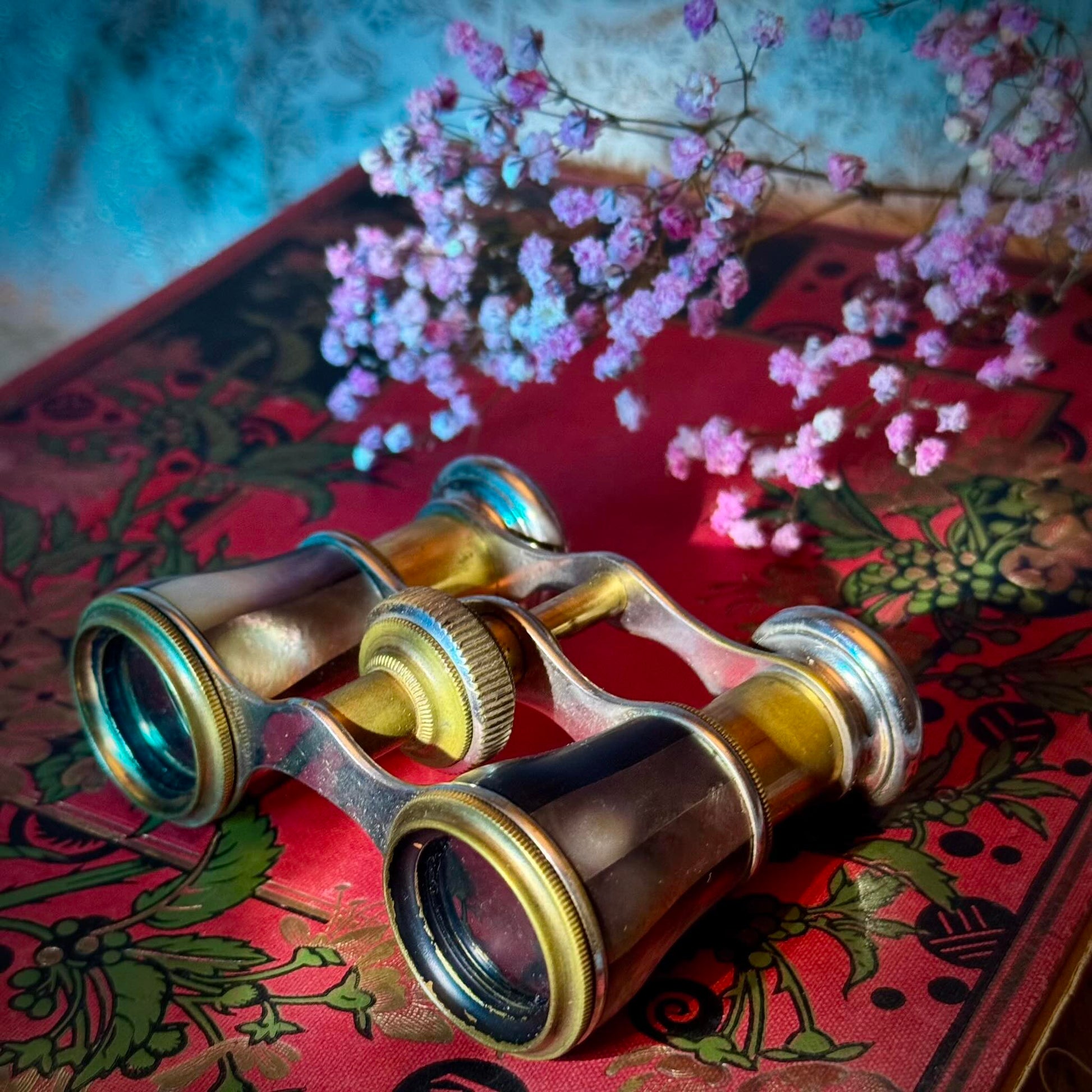 English: Pair of black mother-of-pearl opera glasses with original leather case, late 19th to early 20th century, compact and extendable design ; 日本語: ブラックマザーオブパール（黒蝶貝）のオペラグラスのペア、オリジナル革ケース付き、19世紀末〜20世紀初頭、コンパクトで伸縮可能なデザイン ; Français: Paire de jumelles en nacre noire avec étui en cuir d’origine, fin XIXe – début XXe siècle, design compact et extensible.