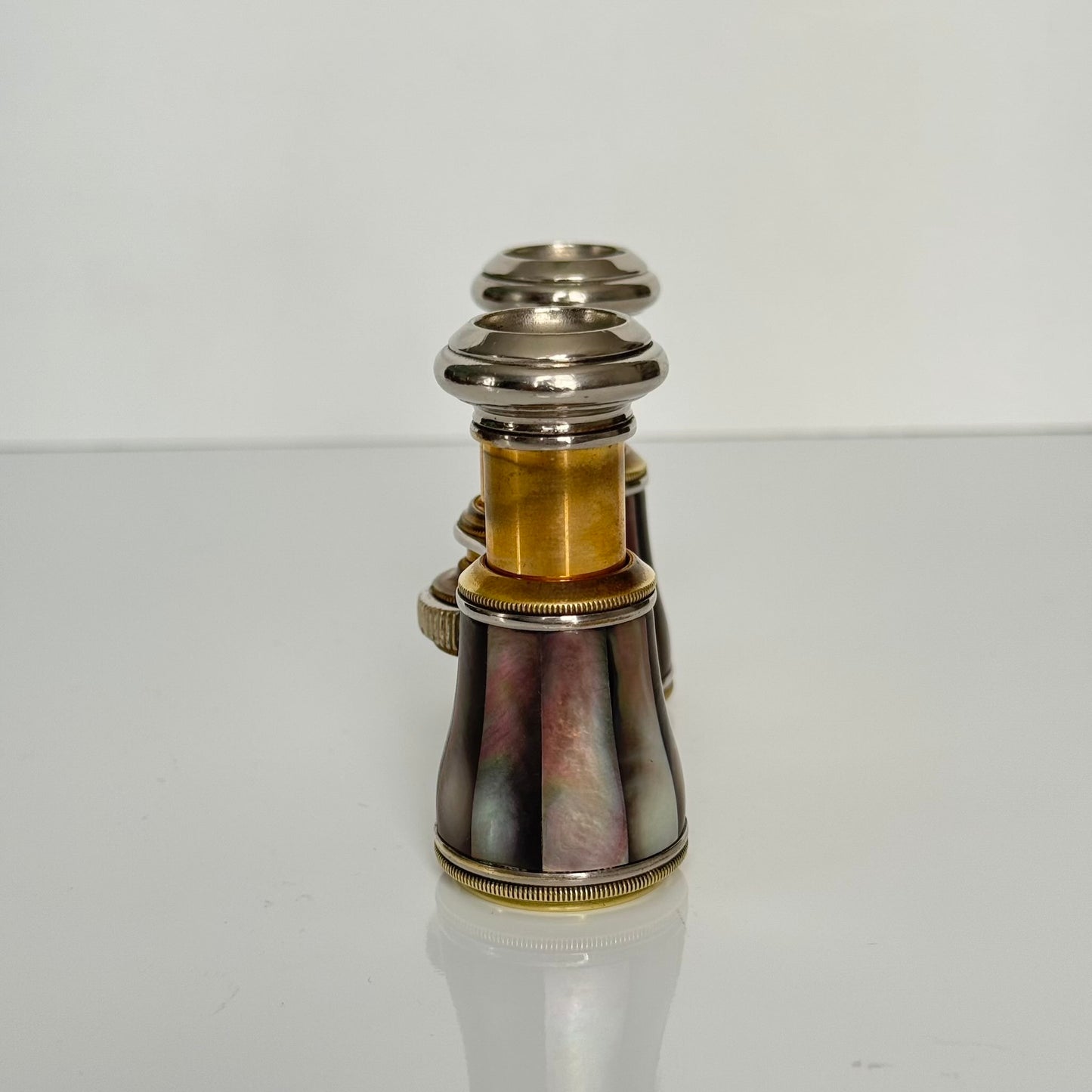 English: Pair of black mother-of-pearl opera glasses with original leather case, late 19th to early 20th century, compact and extendable design ; 日本語: ブラックマザーオブパール（黒蝶貝）のオペラグラスのペア、オリジナル革ケース付き、19世紀末〜20世紀初頭、コンパクトで伸縮可能なデザイン ; Français: Paire de jumelles en nacre noire avec étui en cuir d’origine, fin XIXe – début XXe siècle, design compact et extensible.