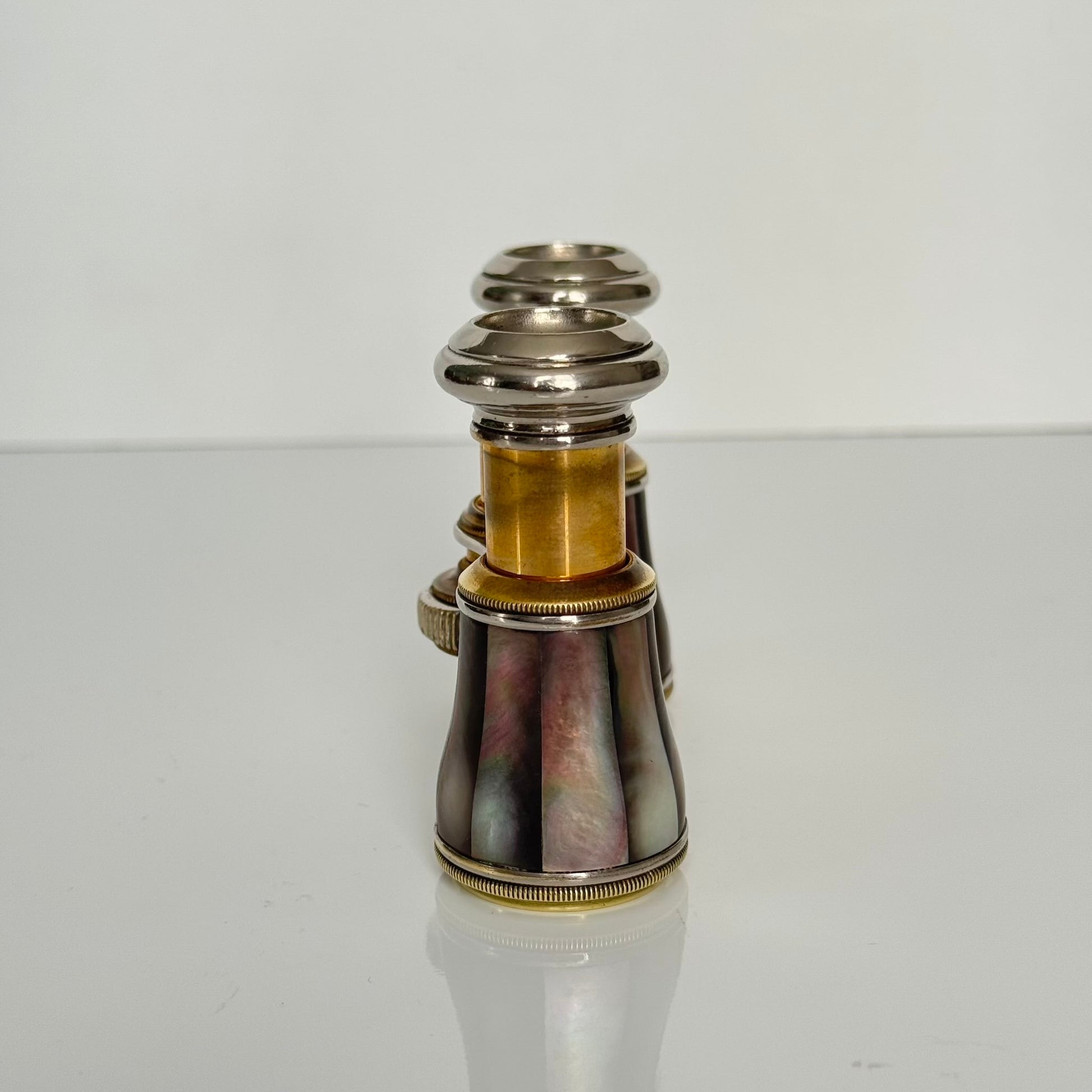 English: Pair of black mother-of-pearl opera glasses with original leather case, late 19th to early 20th century, compact and extendable design ; 日本語: ブラックマザーオブパール（黒蝶貝）のオペラグラスのペア、オリジナル革ケース付き、19世紀末〜20世紀初頭、コンパクトで伸縮可能なデザイン ; Français: Paire de jumelles en nacre noire avec étui en cuir d’origine, fin XIXe – début XXe siècle, design compact et extensible.
