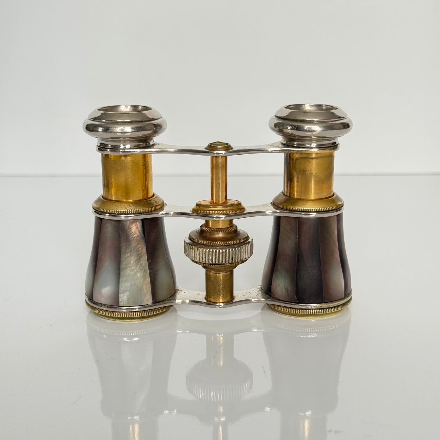English: Pair of black mother-of-pearl opera glasses with original leather case, late 19th to early 20th century, compact and extendable design ; 日本語: ブラックマザーオブパール（黒蝶貝）のオペラグラスのペア、オリジナル革ケース付き、19世紀末〜20世紀初頭、コンパクトで伸縮可能なデザイン ; Français: Paire de jumelles en nacre noire avec étui en cuir d’origine, fin XIXe – début XXe siècle, design compact et extensible.