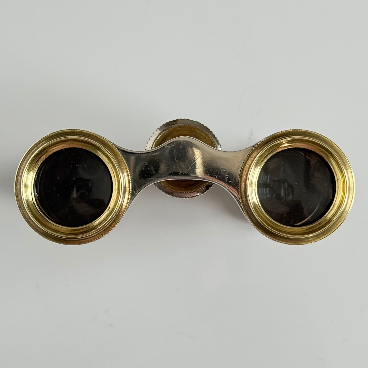 English: Pair of black mother-of-pearl opera glasses with original leather case, late 19th to early 20th century, compact and extendable design ; 日本語: ブラックマザーオブパール（黒蝶貝）のオペラグラスのペア、オリジナル革ケース付き、19世紀末〜20世紀初頭、コンパクトで伸縮可能なデザイン ; Français: Paire de jumelles en nacre noire avec étui en cuir d’origine, fin XIXe – début XXe siècle, design compact et extensible.