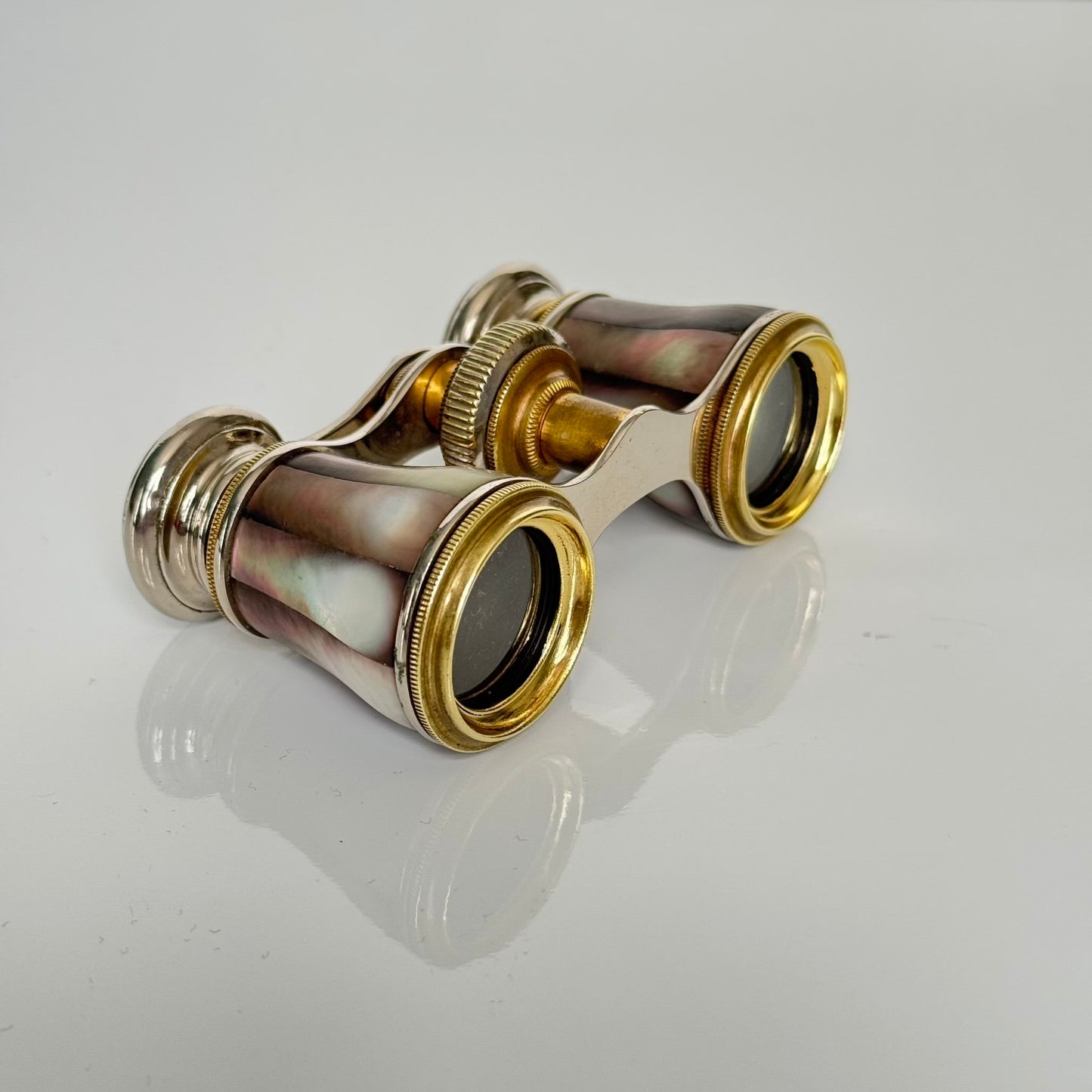 English: Pair of black mother-of-pearl opera glasses with original leather case, late 19th to early 20th century, compact and extendable design ; 日本語: ブラックマザーオブパール（黒蝶貝）のオペラグラスのペア、オリジナル革ケース付き、19世紀末〜20世紀初頭、コンパクトで伸縮可能なデザイン ; Français: Paire de jumelles en nacre noire avec étui en cuir d’origine, fin XIXe – début XXe siècle, design compact et extensible.