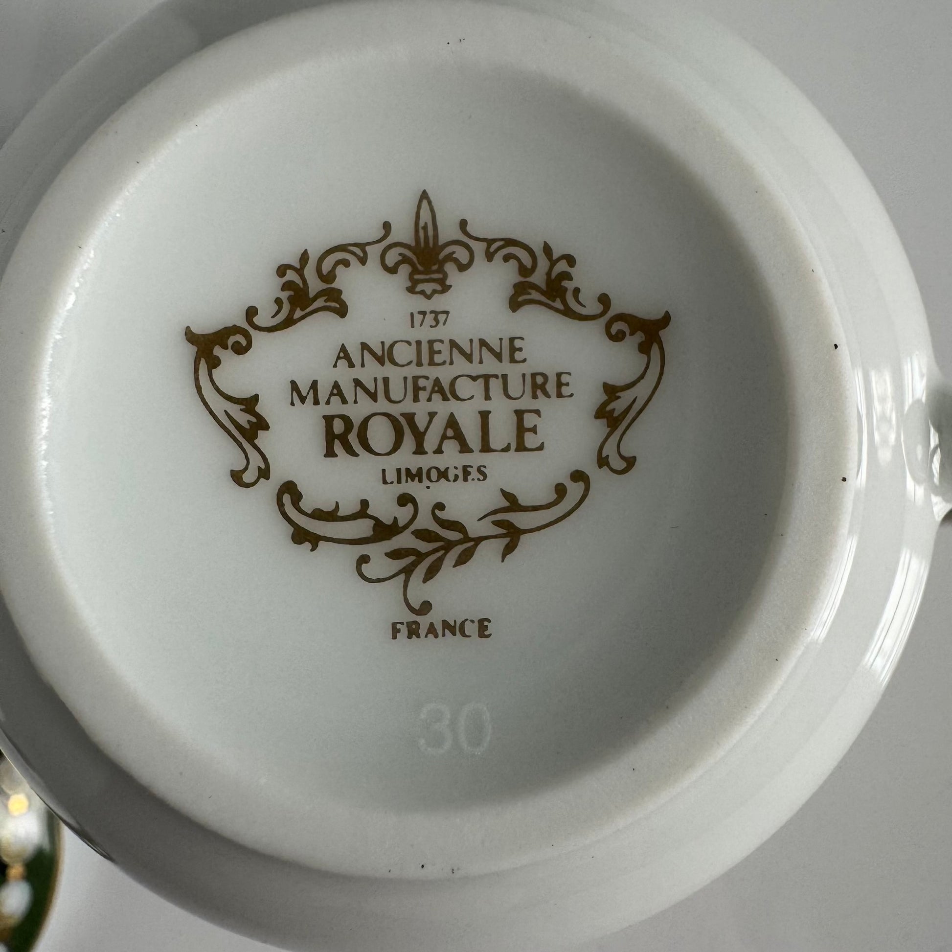 English: Chocolate pot by Bernardaud Ancienne Manufacture Royale Limoges, porcelain replica of the 18th-century Sèvres “Perles et Barbeaux” service made for Marie-Antoinette, unused with original label; 日本語: ベルナルド、アンシエンヌ・マニュファクチュール・ロワイヤル・リモージュによるショコラポット、マリー・アントワネットのための18世紀セーヴル「パールと矢車菊」サービスのレプリカ、未使用・オリジナルラベル付き; Français : Chocolatière de l’Ancienne Manufacture Royale Limoges, réplique en porcelaine du service « Perles et Barbeaux » de Sèvres créé pour Marie-Antoinette au XVIIIe siècle, comme neuf