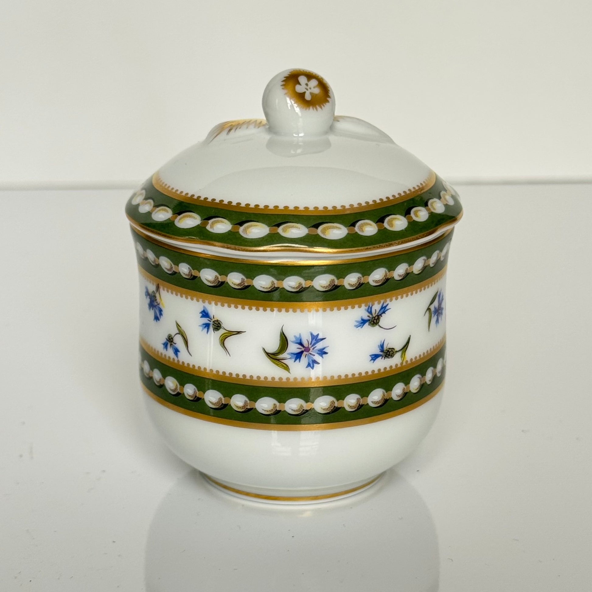English: Chocolate pot by Bernardaud Ancienne Manufacture Royale Limoges, porcelain replica of the 18th-century Sèvres “Perles et Barbeaux” service made for Marie-Antoinette, unused with original label; 日本語: ベルナルド、アンシエンヌ・マニュファクチュール・ロワイヤル・リモージュによるショコラポット、マリー・アントワネットのための18世紀セーヴル「パールと矢車菊」サービスのレプリカ、未使用・オリジナルラベル付き; Français : Chocolatière de l’Ancienne Manufacture Royale Limoges, réplique en porcelaine du service « Perles et Barbeaux » de Sèvres créé pour Marie-Antoinette au XVIIIe siècle, comme neuf