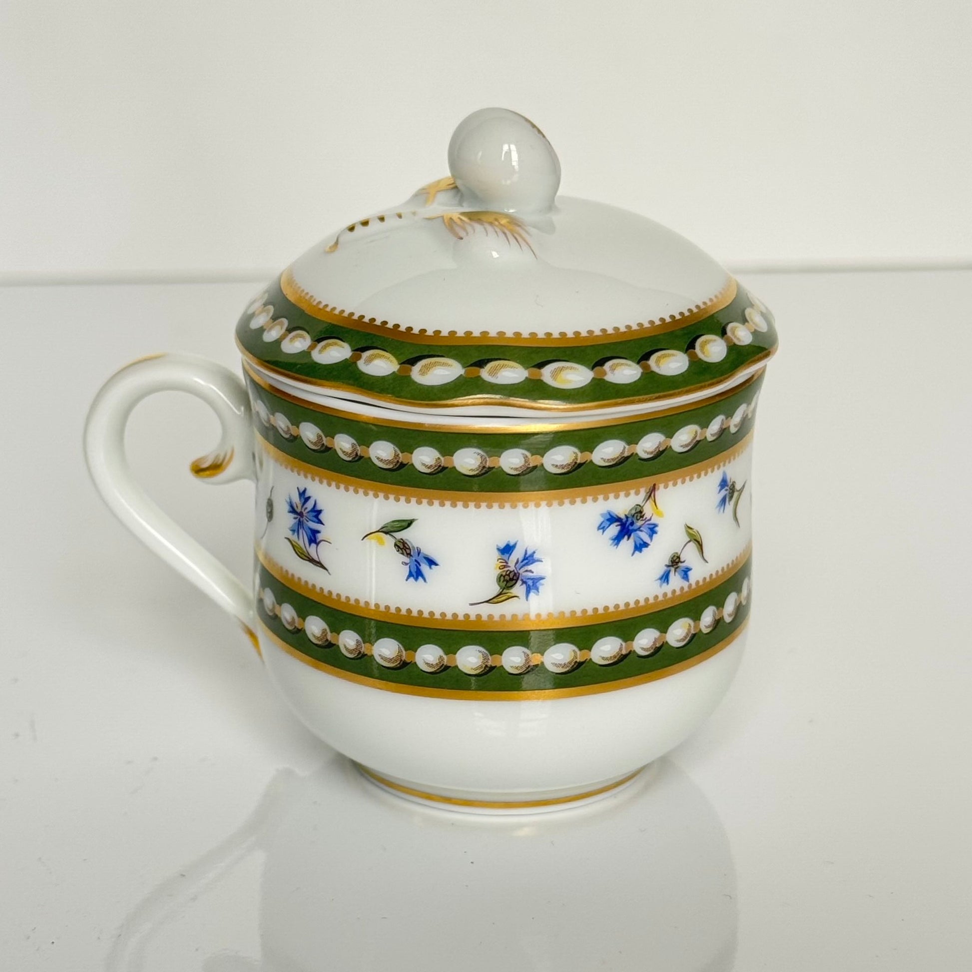 English: Chocolate pot by Bernardaud Ancienne Manufacture Royale Limoges, porcelain replica of the 18th-century Sèvres “Perles et Barbeaux” service made for Marie-Antoinette, unused with original label; 日本語: ベルナルド、アンシエンヌ・マニュファクチュール・ロワイヤル・リモージュによるショコラポット、マリー・アントワネットのための18世紀セーヴル「パールと矢車菊」サービスのレプリカ、未使用・オリジナルラベル付き; Français : Chocolatière de l’Ancienne Manufacture Royale Limoges, réplique en porcelaine du service « Perles et Barbeaux » de Sèvres créé pour Marie-Antoinette au XVIIIe siècle, comme neuf