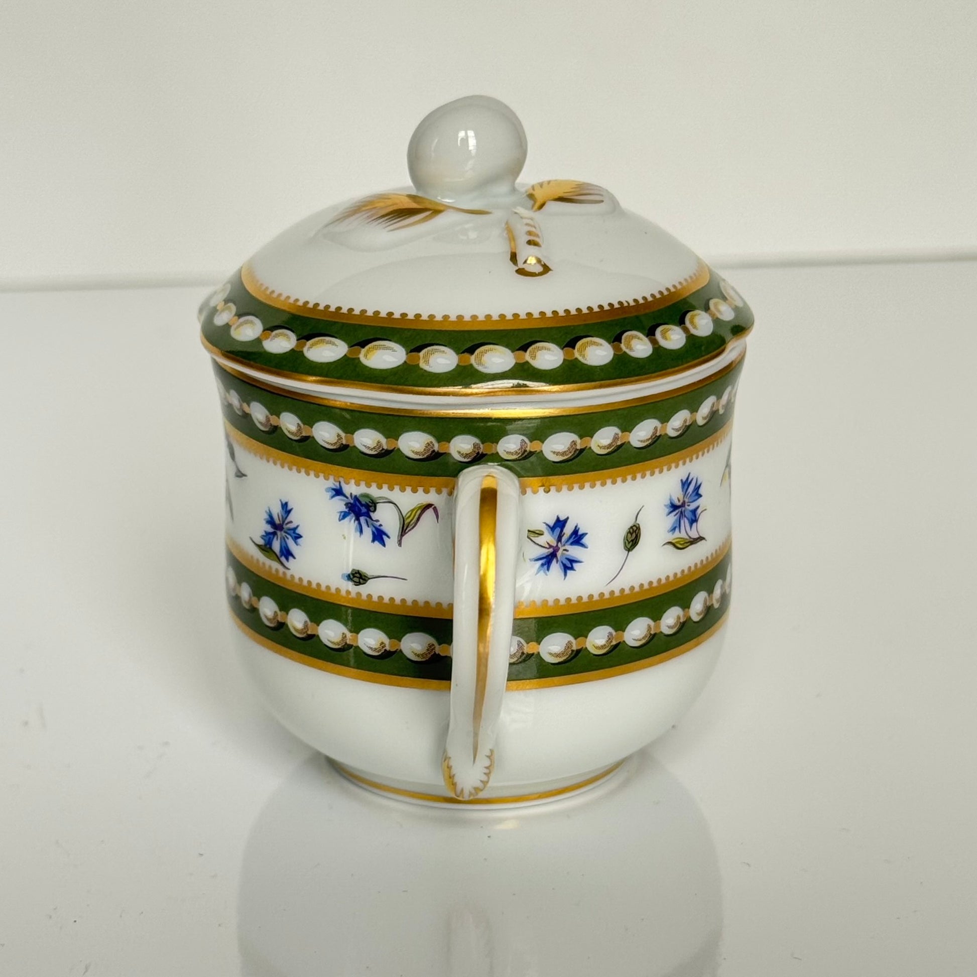 English: Chocolate pot by Bernardaud Ancienne Manufacture Royale Limoges, porcelain replica of the 18th-century Sèvres “Perles et Barbeaux” service made for Marie-Antoinette, unused with original label; 日本語: ベルナルド、アンシエンヌ・マニュファクチュール・ロワイヤル・リモージュによるショコラポット、マリー・アントワネットのための18世紀セーヴル「パールと矢車菊」サービスのレプリカ、未使用・オリジナルラベル付き; Français : Chocolatière de l’Ancienne Manufacture Royale Limoges, réplique en porcelaine du service « Perles et Barbeaux » de Sèvres créé pour Marie-Antoinette au XVIIIe siècle, comme neuf