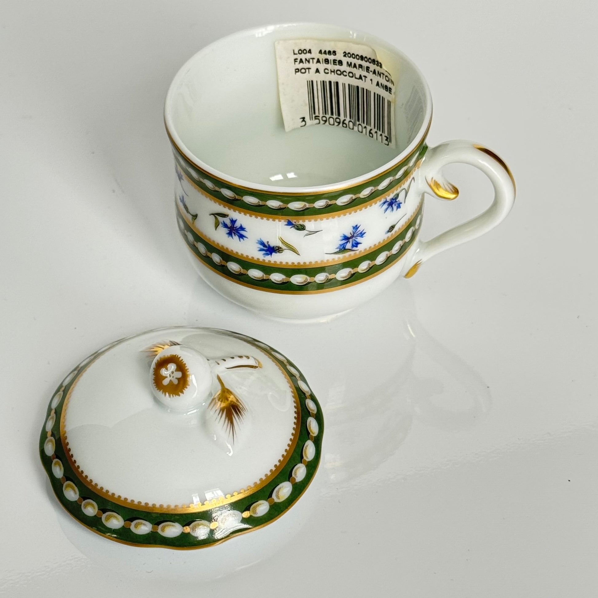 English: Chocolate pot by Bernardaud Ancienne Manufacture Royale Limoges, porcelain replica of the 18th-century Sèvres “Perles et Barbeaux” service made for Marie-Antoinette, unused with original label; 日本語: ベルナルド、アンシエンヌ・マニュファクチュール・ロワイヤル・リモージュによるショコラポット、マリー・アントワネットのための18世紀セーヴル「パールと矢車菊」サービスのレプリカ、未使用・オリジナルラベル付き; Français : Chocolatière de l’Ancienne Manufacture Royale Limoges, réplique en porcelaine du service « Perles et Barbeaux » de Sèvres créé pour Marie-Antoinette au XVIIIe siècle, comme neuf