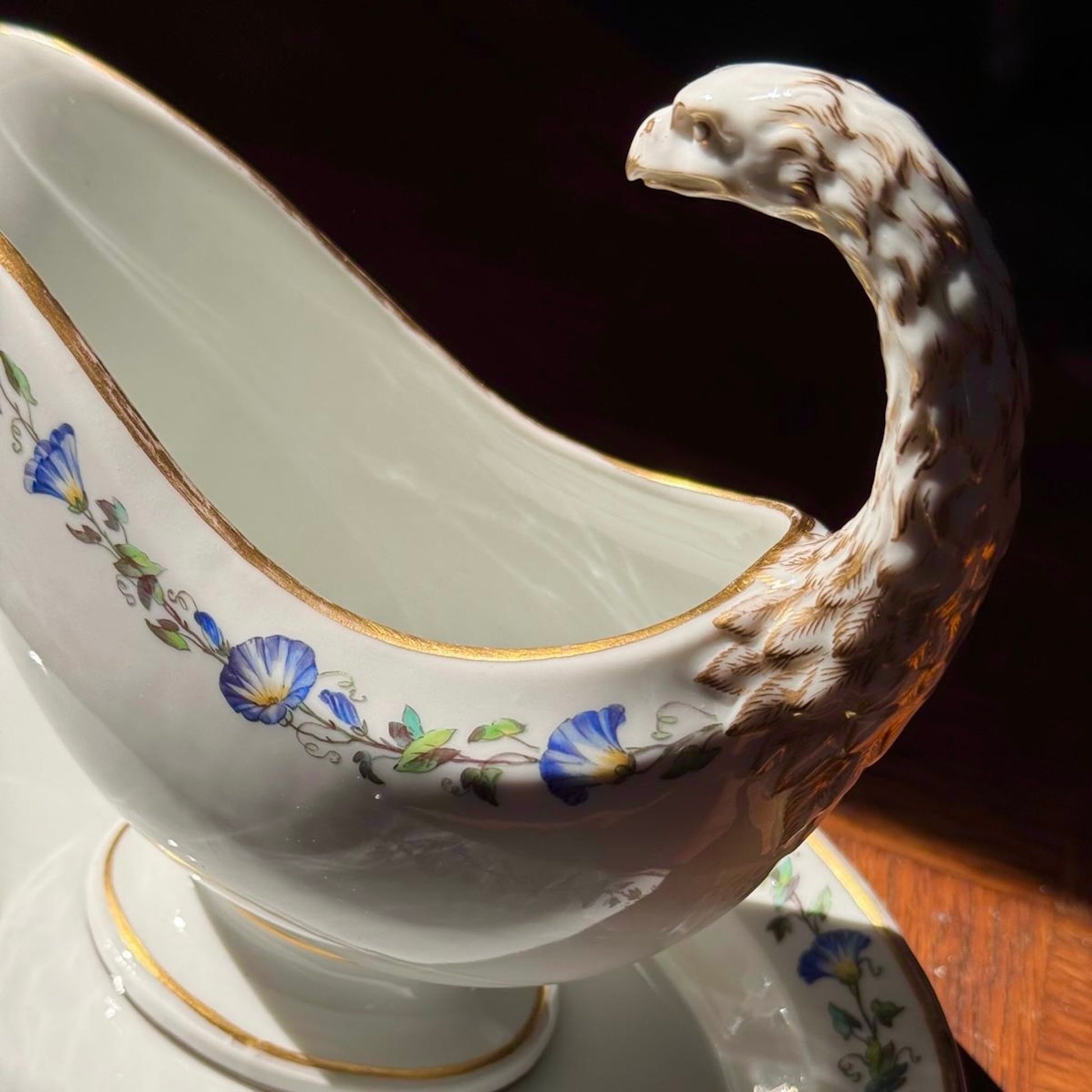English : KPM Berlin porcelain sauce boat with matching underplate, early 19th century (c.1803–1816). Hand-painted with morning glory flowers and bird-head handle, gilded details. ; français : Saucière en porcelaine de la manufacture KPM Berlin avec son plateau, début XIXe siècle (vers 1803–1816). Décor peint à la main à l’ipomée, anse en forme de tête d’oiseau, détails dorés. ; 日本語 : KPMベルリン製ポーセリンのソースボートとアンダープレート。19世紀初頭（約1803〜1816年）。手描きのアサガオ装飾、鳥の頭の形をした持ち手、金彩入り。