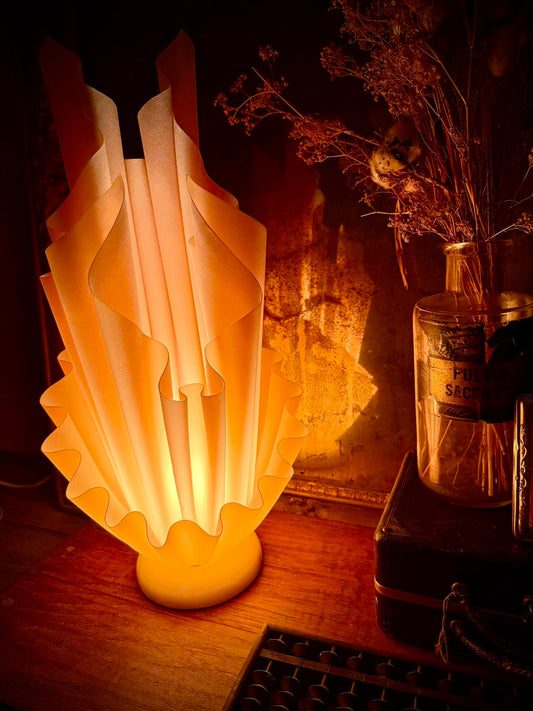English: Vintage Georgia Jacob “Corolle” lamp in pink-orange resin with white marble base, 1970s French design ; 日本語: ヴィンテージのジョルジア・ジャコブ《コロール》ランプ、ピンクオレンジのレジンと白大理石ベース、1970年代フランス製 ; Français: Lampe vintage Georgia Jacob « Corolle » en résine rose-orangé avec socle en marbre blanc, design français des années 1970
