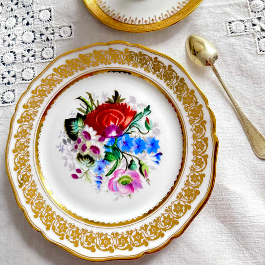 English: hand-painted Paris porcelain dessert plate (Vieux Paris / Old Paris), early 19th century, floral bouquet with gilded border. ; Français :　assiette à dessert en porcelaine de Paris (Vieux Paris) peintes à la main, début XIXe, bouquet floral et bordure dorée. ; 日本語 : 手描きのパリ窯デザートプレート（ヴュー・パリ / オールド・パリ）、19世紀前半、花束と金彩の縁取り。