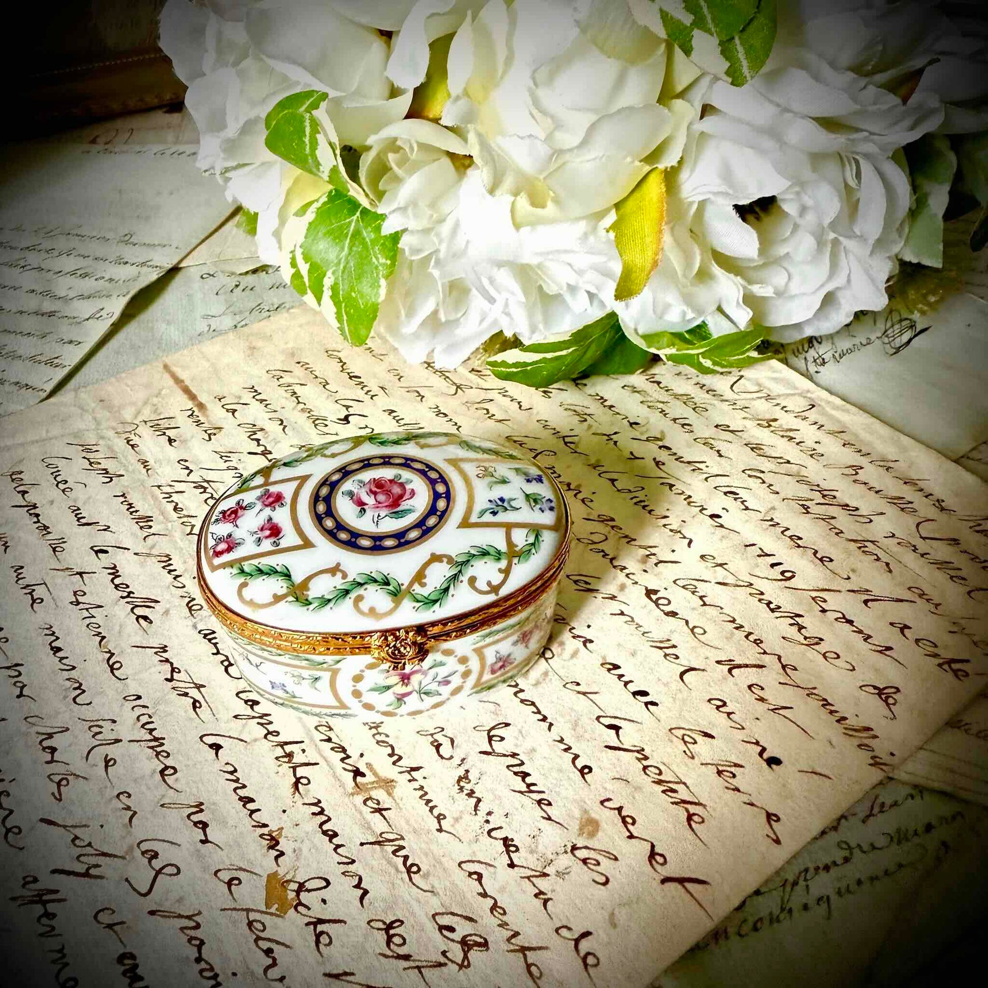 Haviland Limoges “Louveciennes” porcelain jewelry box with floral and gilded decoration, inspired by Marie-Antoinette’s Sèvres service, France, 20th century.