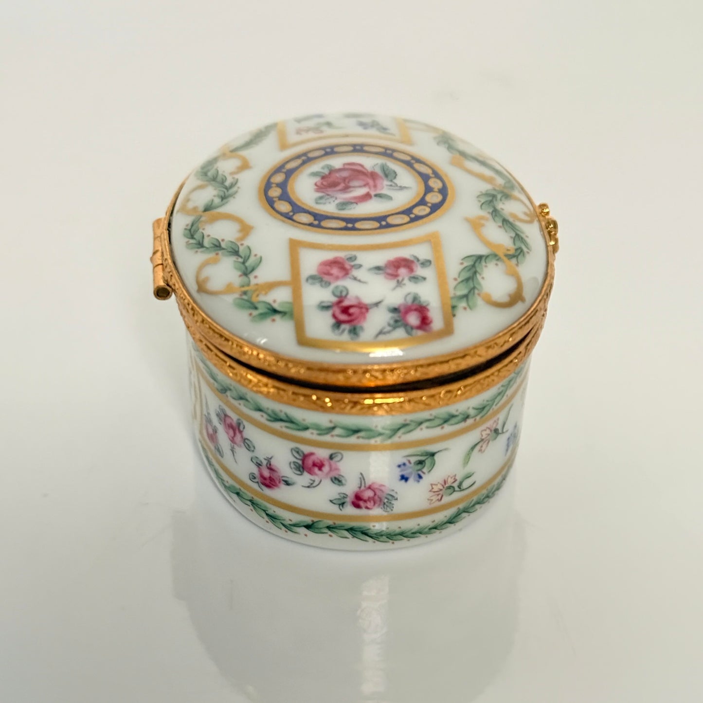 Haviland Limoges “Louveciennes” porcelain jewelry box with floral and gilded decoration, inspired by Marie-Antoinette’s Sèvres service, France, 20th century.