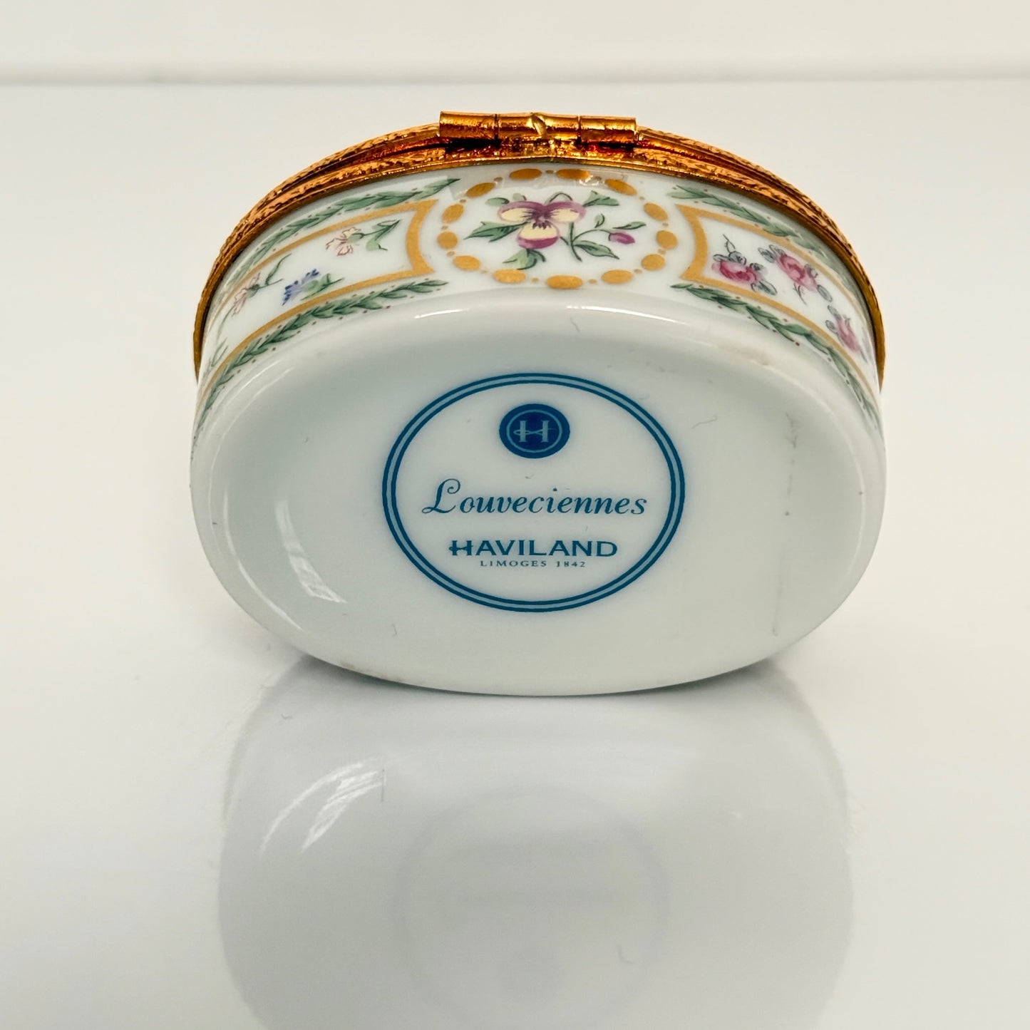 Haviland Limoges “Louveciennes” porcelain jewelry box with floral and gilded decoration, inspired by Marie-Antoinette’s Sèvres service, France, 20th century.
