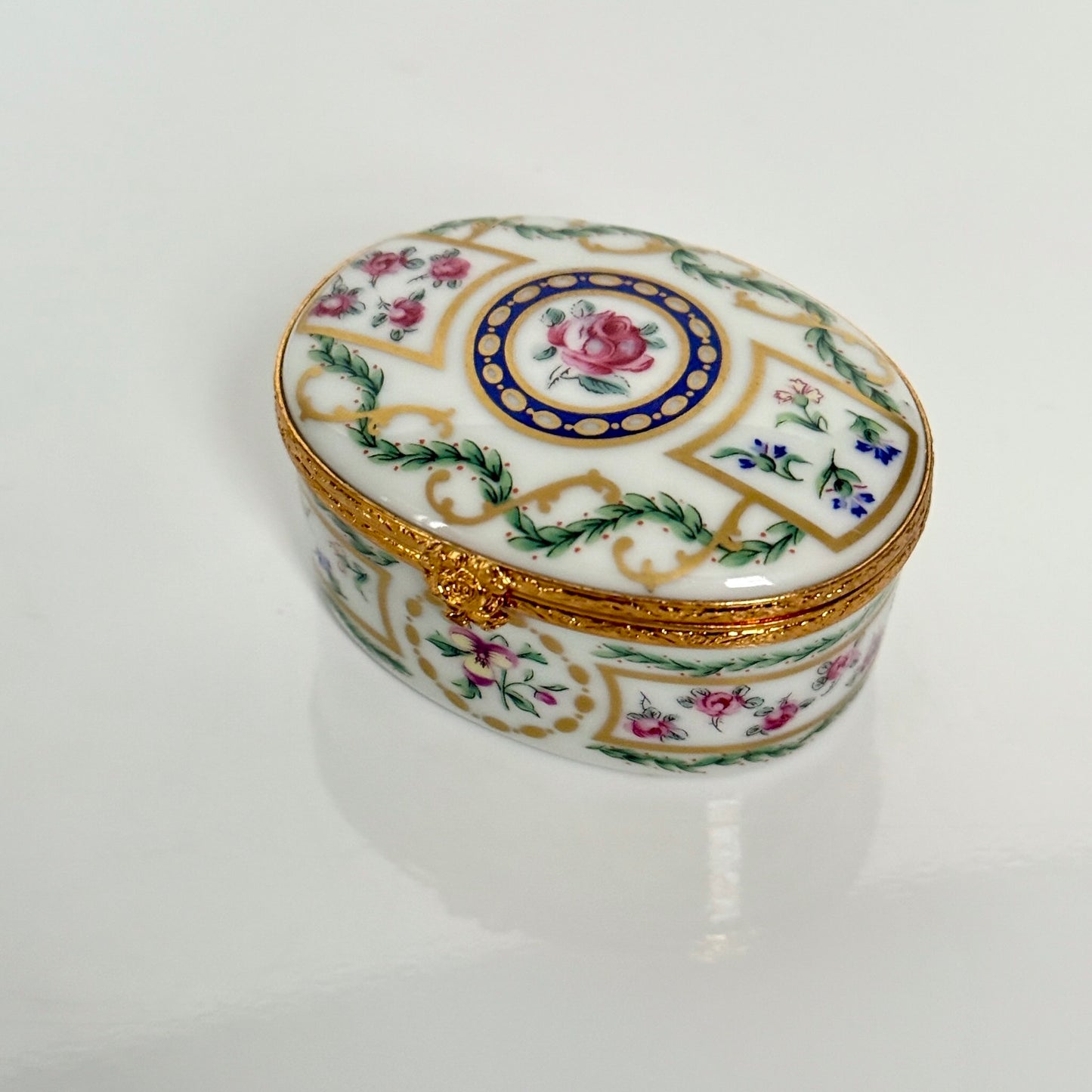 Haviland Limoges “Louveciennes” porcelain jewelry box with floral and gilded decoration, inspired by Marie-Antoinette’s Sèvres service, France, 20th century.