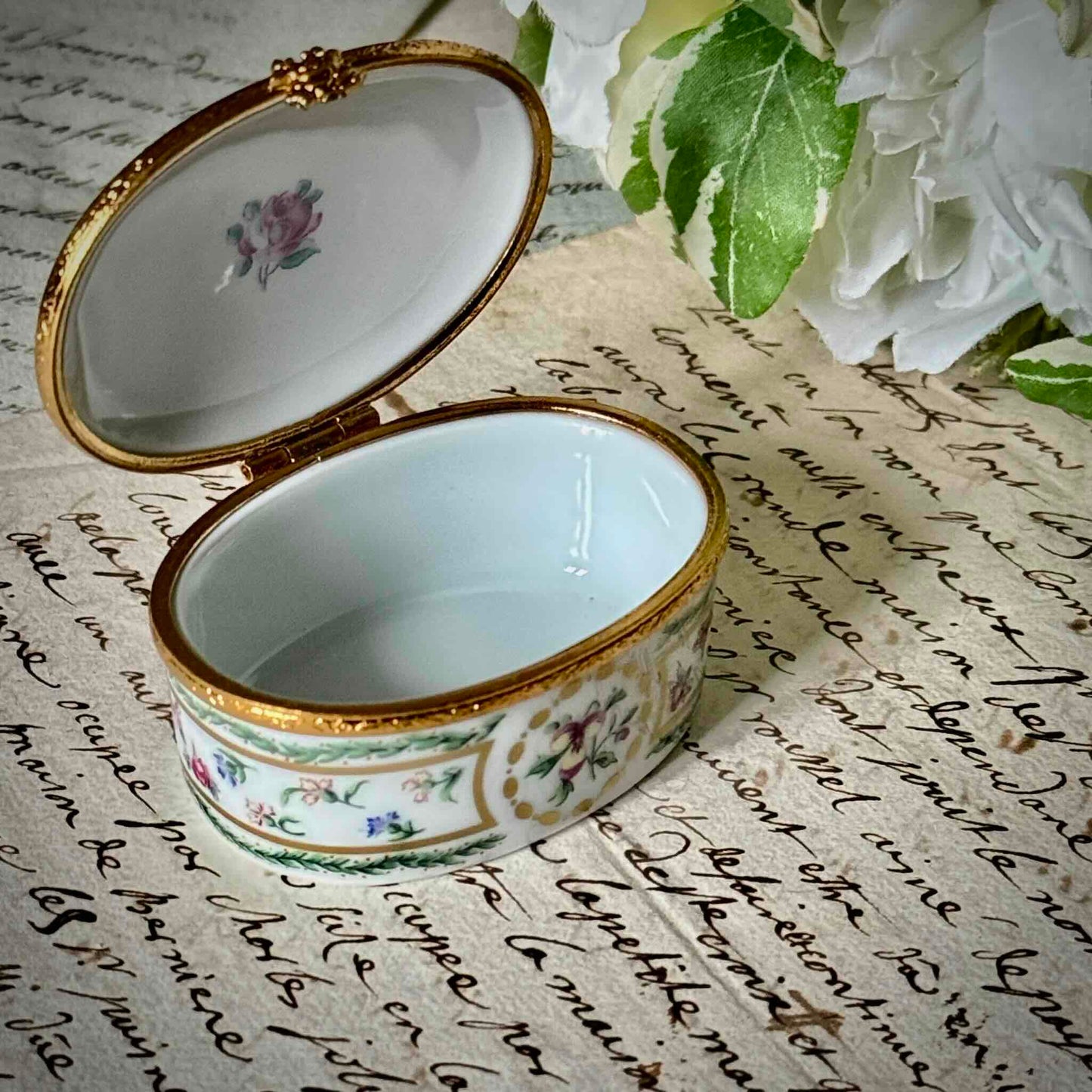 Haviland Limoges “Louveciennes” porcelain jewelry box with floral and gilded decoration, inspired by Marie-Antoinette’s Sèvres service, France, 20th century.