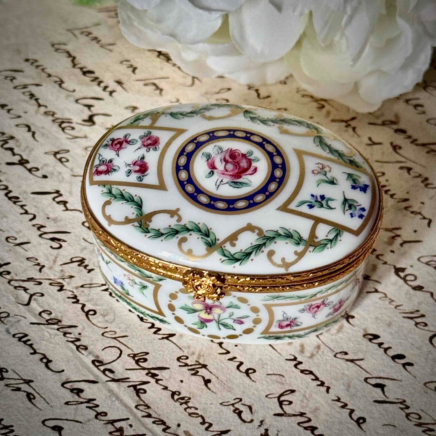 Haviland Limoges “Louveciennes” porcelain jewelry box with floral and gilded decoration, inspired by Marie-Antoinette’s Sèvres service, France, 20th century.