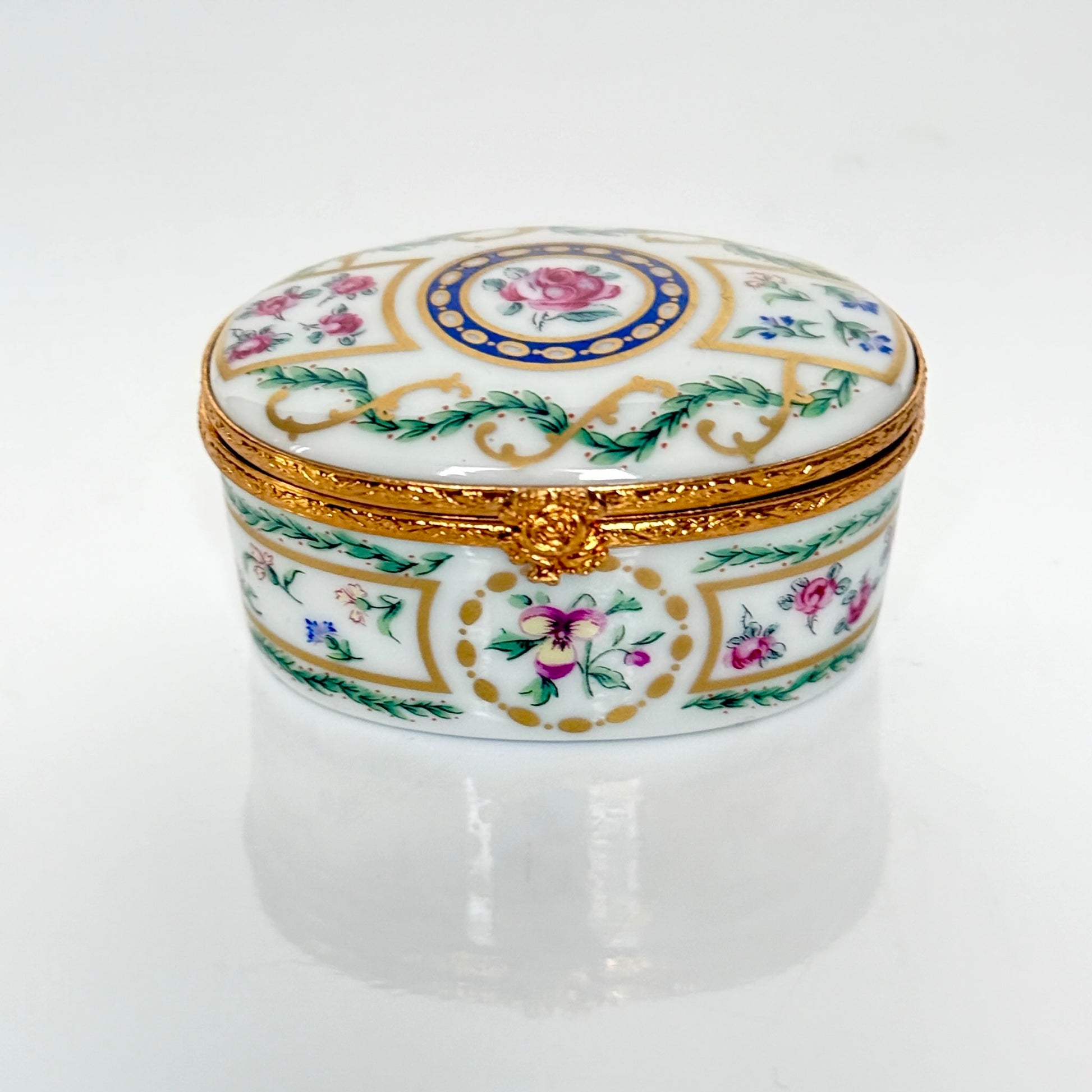 Haviland Limoges “Louveciennes” porcelain jewelry box with floral and gilded decoration, inspired by Marie-Antoinette’s Sèvres service, France, 20th century.