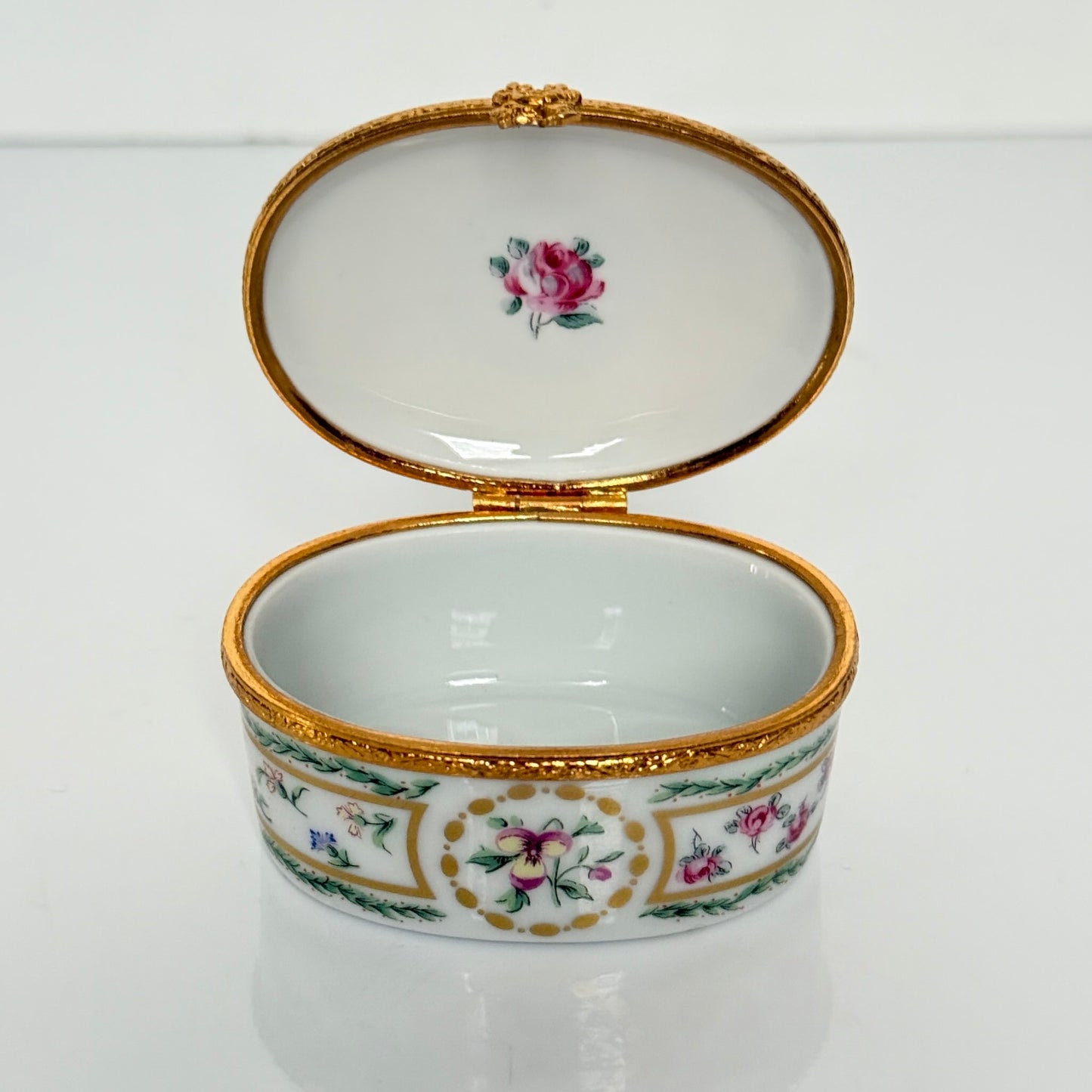 Haviland Limoges “Louveciennes” porcelain jewelry box with floral and gilded decoration, inspired by Marie-Antoinette’s Sèvres service, France, 20th century.