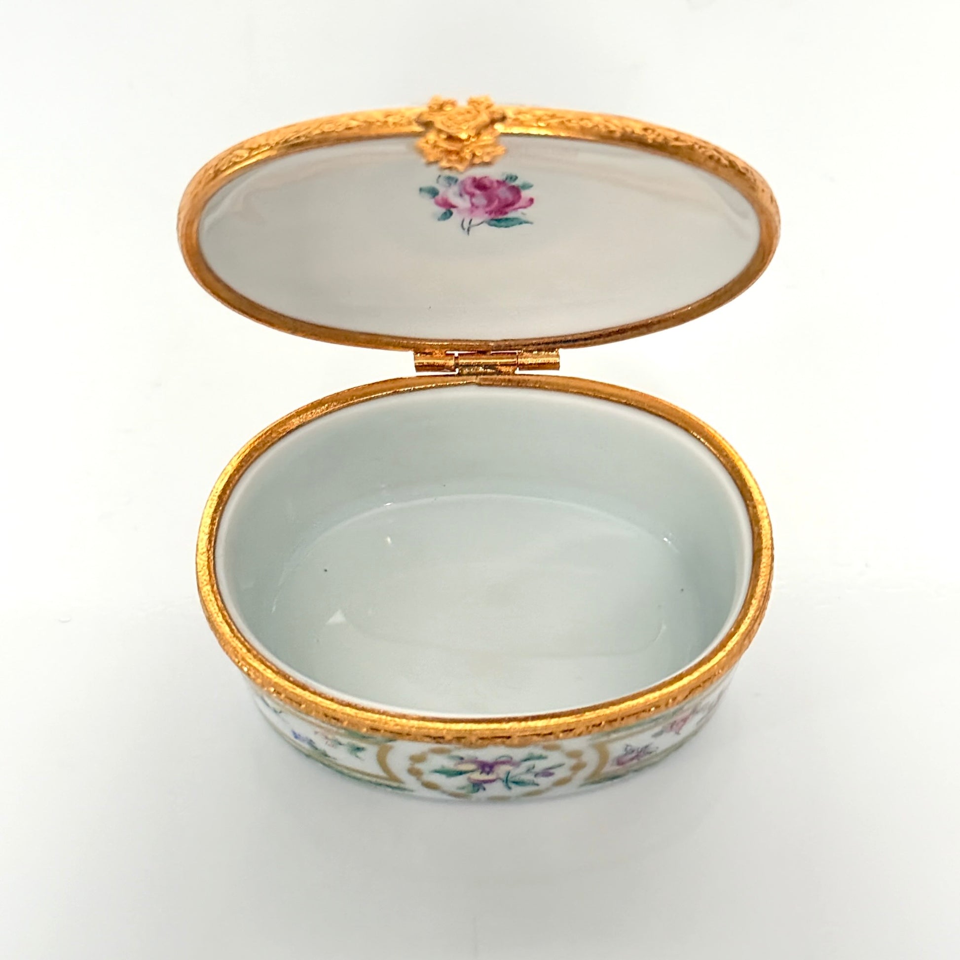 Haviland Limoges “Louveciennes” porcelain jewelry box with floral and gilded decoration, inspired by Marie-Antoinette’s Sèvres service, France, 20th century.