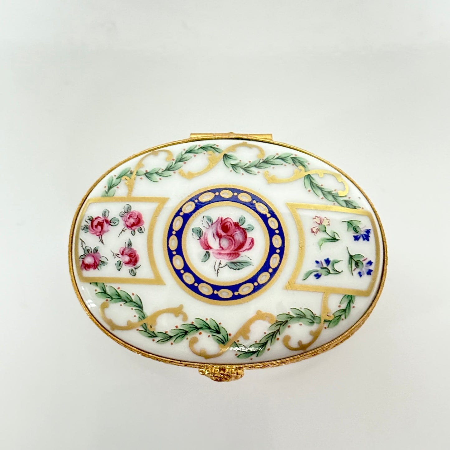 Haviland Limoges “Louveciennes” porcelain jewelry box with floral and gilded decoration, inspired by Marie-Antoinette’s Sèvres service, France, 20th century.