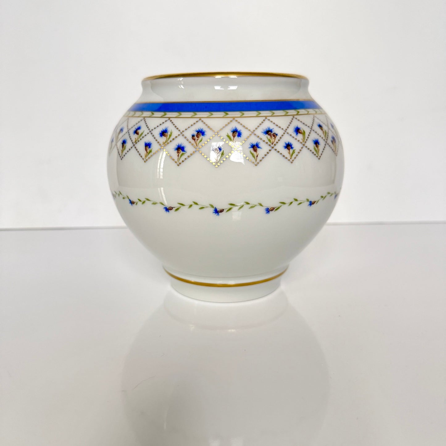 Haviland Limoges porcelain ball vase, Val de Loire pattern with cornflowers and gold points, France.