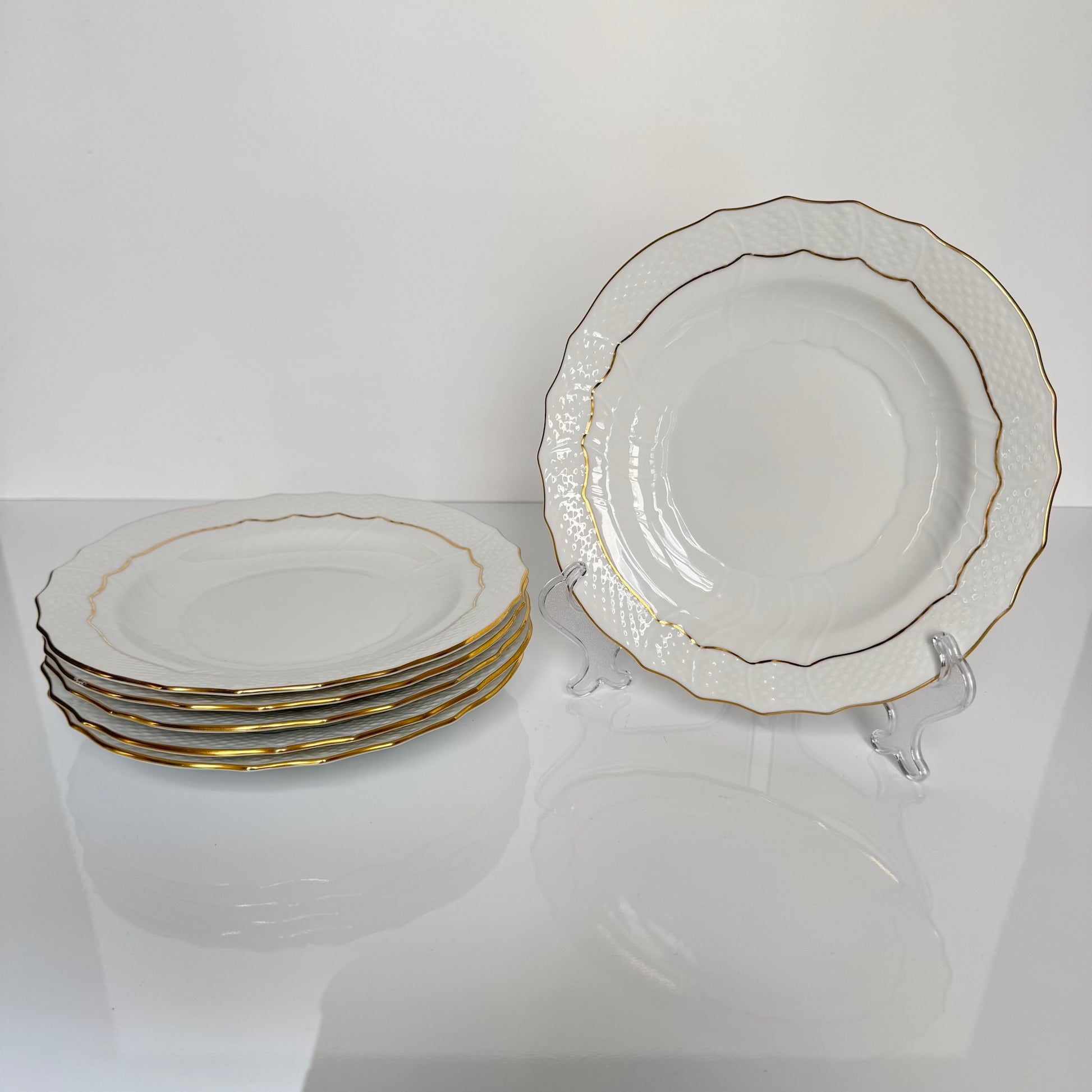 English: Pair of Herend porcelain dessert plates in the “Golden Edge” (HDE) pattern, with minimalist hand-applied gold rim decoration ; 日本語: ヘレンド製「ゴールデンエッジ（HDE）」パターンの磁器製デザートプレート2枚セット、金彩が手作業で施されたミニマルな装飾；Français: Paire d’assiettes à dessert en porcelaine Herend, modèle “Golden Edge” (HDE), décor minimaliste avec liseré doré appliqué à la main.