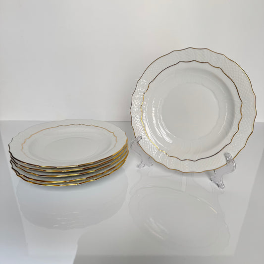 English: Pair of Herend porcelain dessert plates in the “Golden Edge” (HDE) pattern, with minimalist hand-applied gold rim decoration ; 日本語: ヘレンド製「ゴールデンエッジ（HDE）」パターンの磁器製デザートプレート2枚セット、金彩が手作業で施されたミニマルな装飾；Français: Paire d’assiettes à dessert en porcelaine Herend, modèle “Golden Edge” (HDE), décor minimaliste avec liseré doré appliqué à la main.