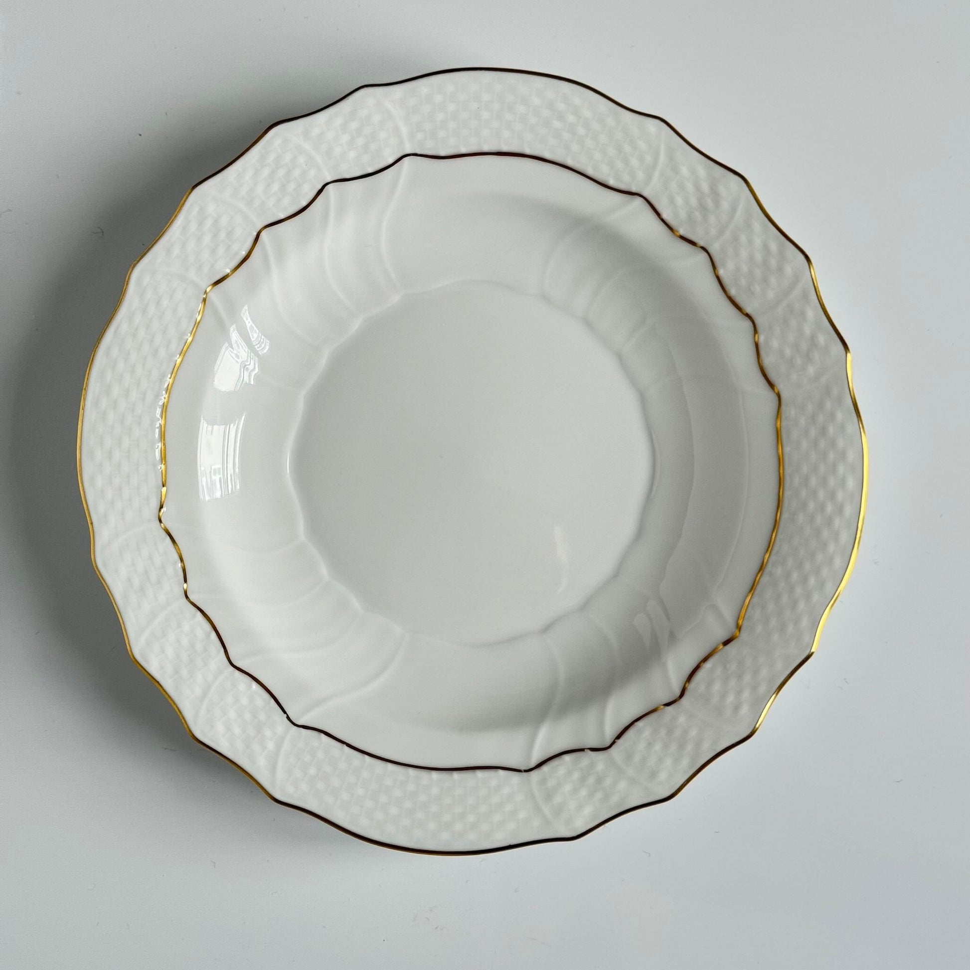 English: Pair of Herend porcelain dessert plates in the “Golden Edge” (HDE) pattern, with minimalist hand-applied gold rim decoration ; 日本語: ヘレンド製「ゴールデンエッジ（HDE）」パターンの磁器製デザートプレート2枚セット、金彩が手作業で施されたミニマルな装飾；Français: Paire d’assiettes à dessert en porcelaine Herend, modèle “Golden Edge” (HDE), décor minimaliste avec liseré doré appliqué à la main.