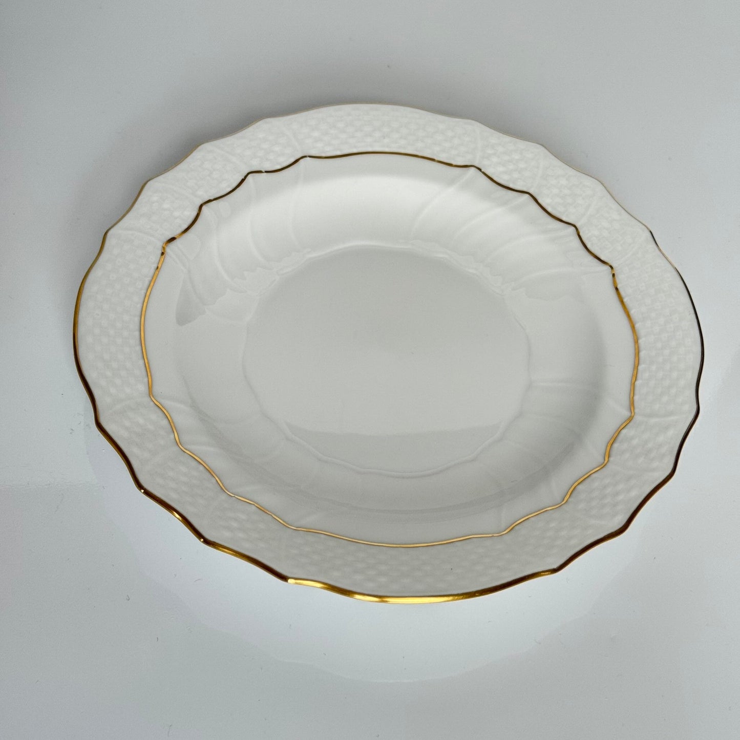 English: Pair of Herend porcelain dessert plates in the “Golden Edge” (HDE) pattern, with minimalist hand-applied gold rim decoration ; 日本語: ヘレンド製「ゴールデンエッジ（HDE）」パターンの磁器製デザートプレート2枚セット、金彩が手作業で施されたミニマルな装飾；Français: Paire d’assiettes à dessert en porcelaine Herend, modèle “Golden Edge” (HDE), décor minimaliste avec liseré doré appliqué à la main.
