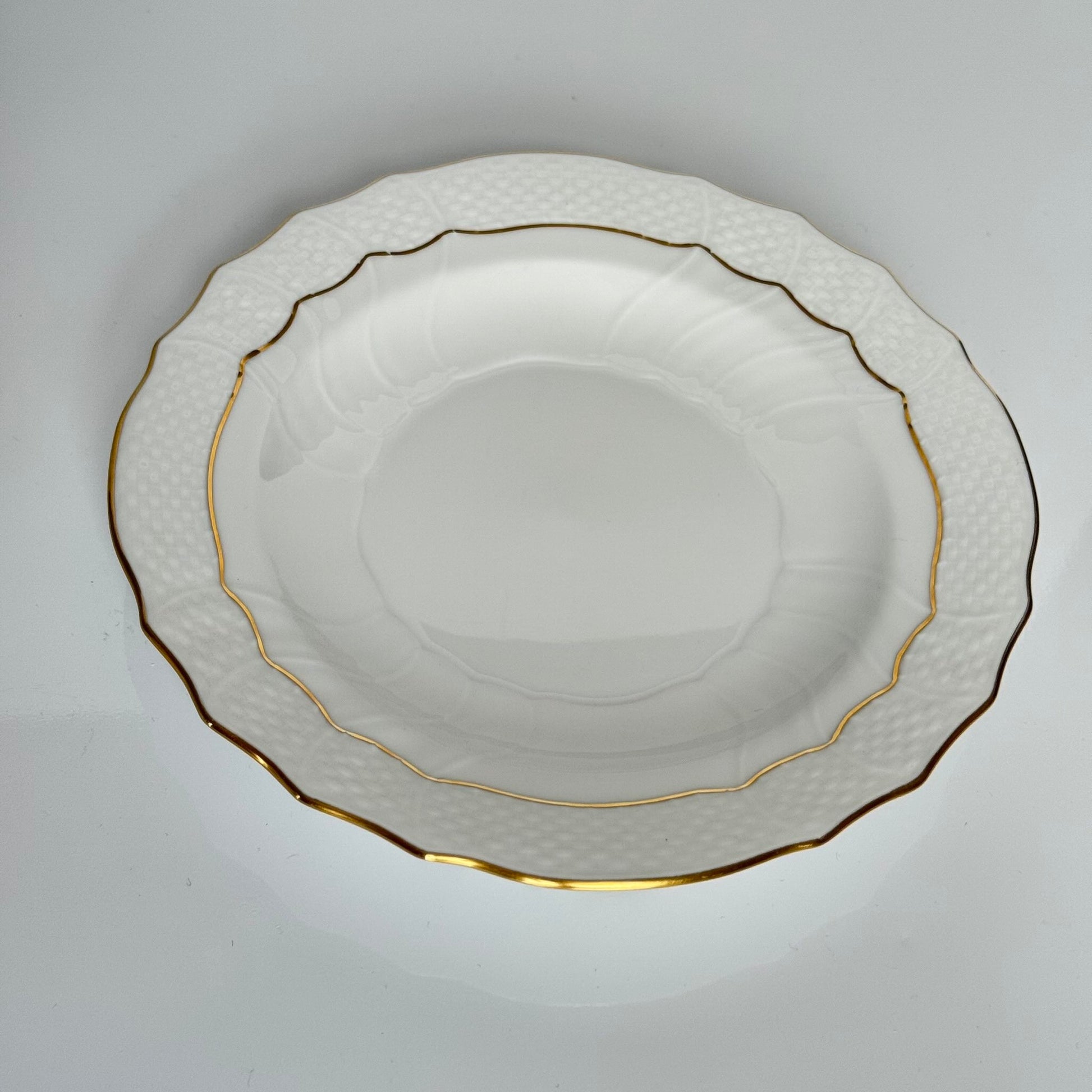 English: Pair of Herend porcelain dessert plates in the “Golden Edge” (HDE) pattern, with minimalist hand-applied gold rim decoration ; 日本語: ヘレンド製「ゴールデンエッジ（HDE）」パターンの磁器製デザートプレート2枚セット、金彩が手作業で施されたミニマルな装飾；Français: Paire d’assiettes à dessert en porcelaine Herend, modèle “Golden Edge” (HDE), décor minimaliste avec liseré doré appliqué à la main.