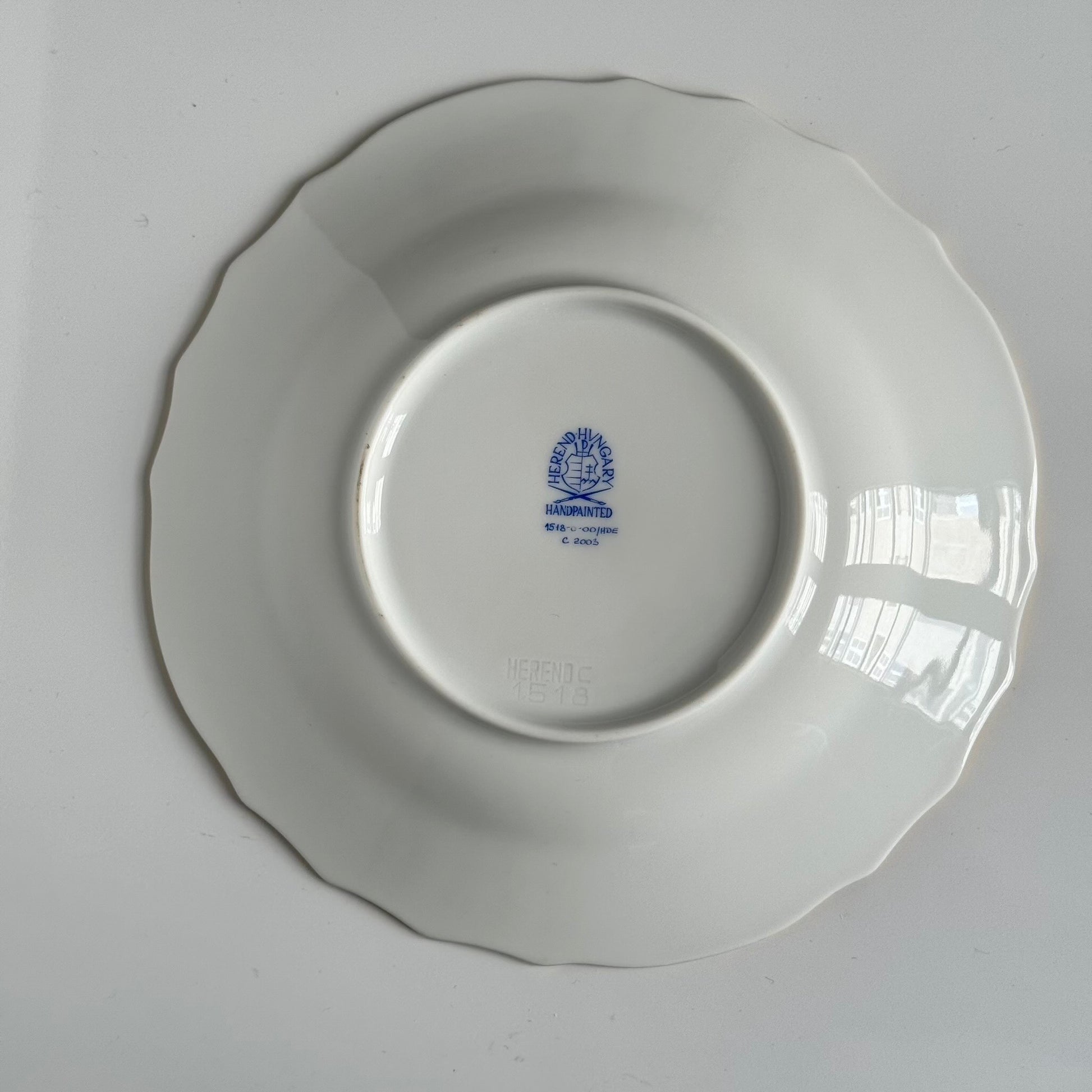 English: Pair of Herend porcelain dessert plates in the “Golden Edge” (HDE) pattern, with minimalist hand-applied gold rim decoration ; 日本語: ヘレンド製「ゴールデンエッジ（HDE）」パターンの磁器製デザートプレート2枚セット、金彩が手作業で施されたミニマルな装飾；Français: Paire d’assiettes à dessert en porcelaine Herend, modèle “Golden Edge” (HDE), décor minimaliste avec liseré doré appliqué à la main.