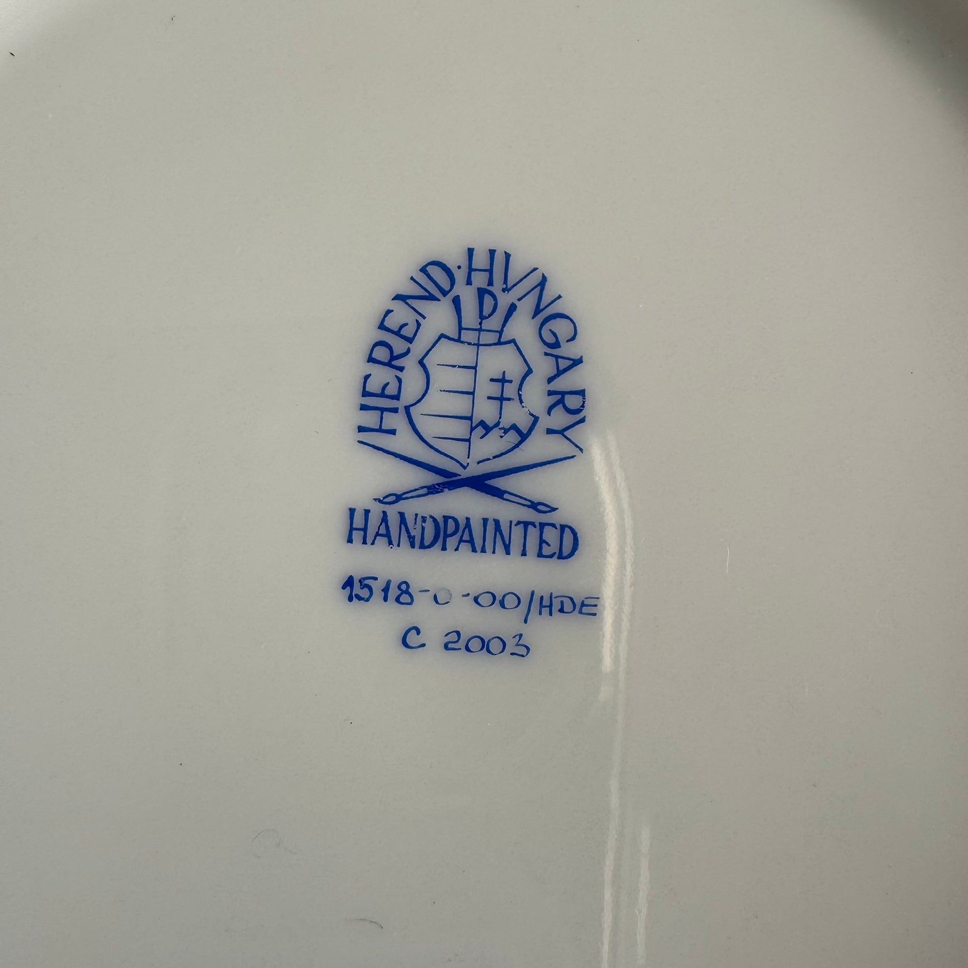 English: Pair of Herend porcelain dessert plates in the “Golden Edge” (HDE) pattern, with minimalist hand-applied gold rim decoration ; 日本語: ヘレンド製「ゴールデンエッジ（HDE）」パターンの磁器製デザートプレート2枚セット、金彩が手作業で施されたミニマルな装飾；Français: Paire d’assiettes à dessert en porcelaine Herend, modèle “Golden Edge” (HDE), décor minimaliste avec liseré doré appliqué à la main.