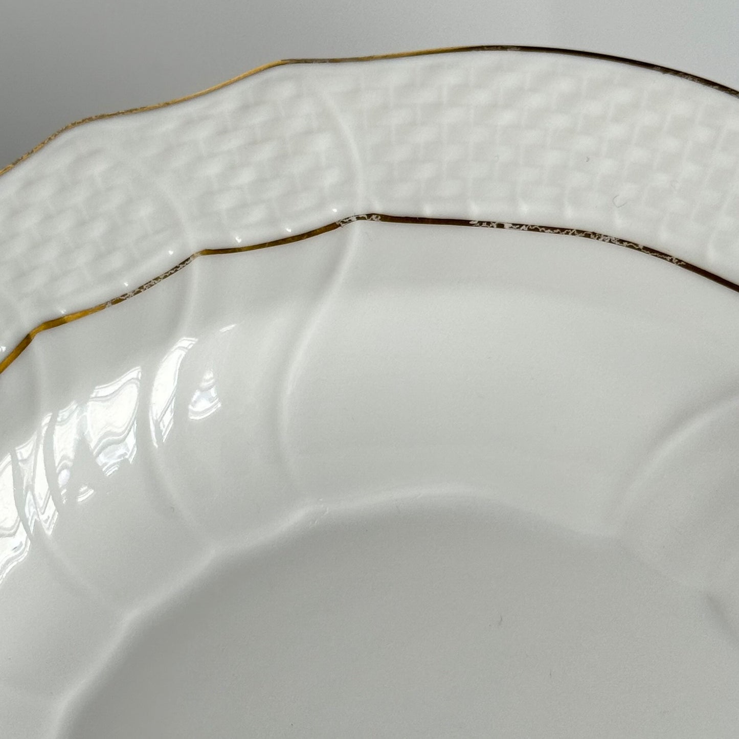 English: Pair of Herend porcelain dessert plates in the “Golden Edge” (HDE) pattern, with minimalist hand-applied gold rim decoration ; 日本語: ヘレンド製「ゴールデンエッジ（HDE）」パターンの磁器製デザートプレート2枚セット、金彩が手作業で施されたミニマルな装飾；Français: Paire d’assiettes à dessert en porcelaine Herend, modèle “Golden Edge” (HDE), décor minimaliste avec liseré doré appliqué à la main.