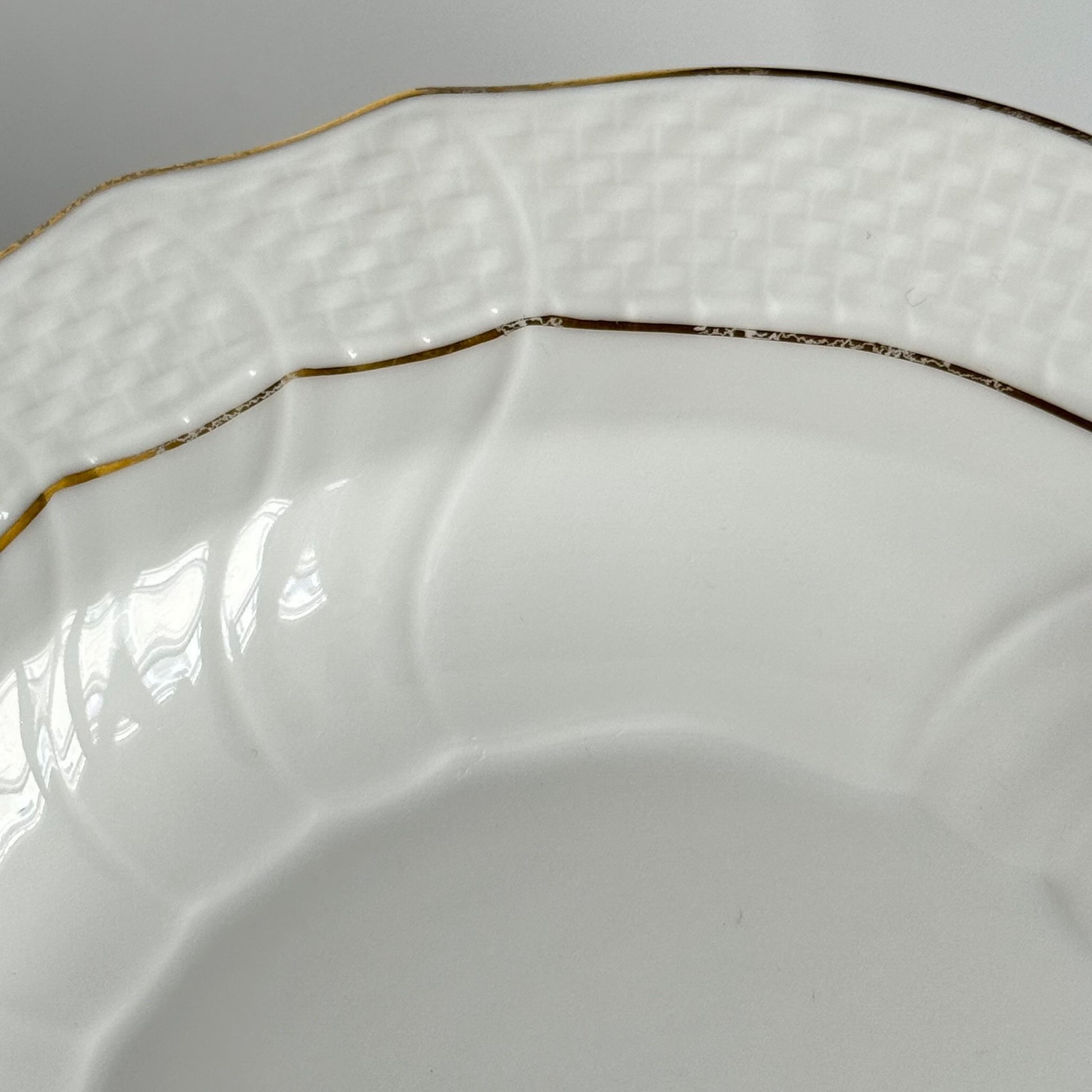 English: Pair of Herend porcelain dessert plates in the “Golden Edge” (HDE) pattern, with minimalist hand-applied gold rim decoration ; 日本語: ヘレンド製「ゴールデンエッジ（HDE）」パターンの磁器製デザートプレート2枚セット、金彩が手作業で施されたミニマルな装飾；Français: Paire d’assiettes à dessert en porcelaine Herend, modèle “Golden Edge” (HDE), décor minimaliste avec liseré doré appliqué à la main.