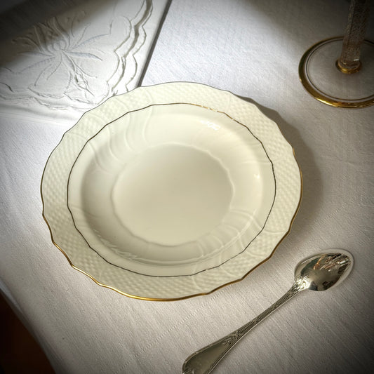 English: Pair of Herend porcelain dessert plates in the “Golden Edge” (HDE) pattern, with minimalist hand-applied gold rim decoration ; 日本語: ヘレンド製「ゴールデンエッジ（HDE）」パターンの磁器製デザートプレート2枚セット、金彩が手作業で施されたミニマルな装飾；Français: Paire d’assiettes à dessert en porcelaine Herend, modèle “Golden Edge” (HDE), décor minimaliste avec liseré doré appliqué à la main.