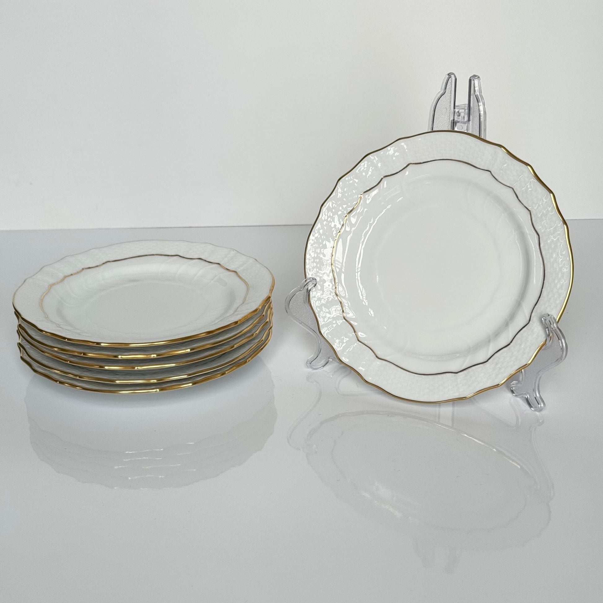 English: Pair of Herend porcelain small dessert plates in the “Golden Edge” (HDE) pattern, with minimalist hand-applied gold rim decoration ; 日本語: ヘレンド製「ゴールデンエッジ（HDE）」パターンの磁器製デザートプレート（小）2枚セット、金彩が手作業で施されたミニマルな装飾；Français: Paire de petites assiettes à dessert en porcelaine Herend, modèle “Golden Edge” (HDE), décor minimaliste avec liseré doré appliqué à la main.