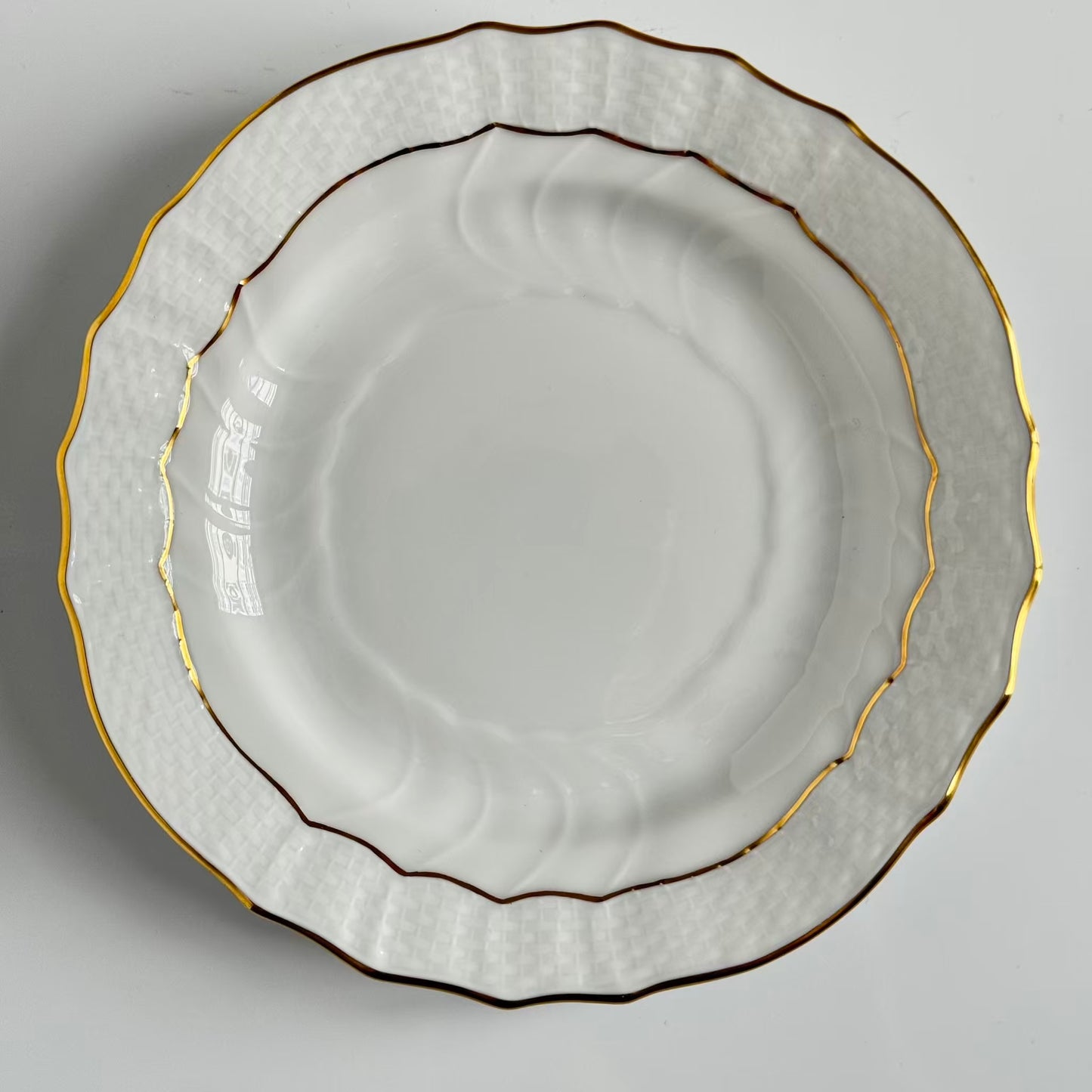 English: Pair of Herend porcelain small dessert plates in the “Golden Edge” (HDE) pattern, with minimalist hand-applied gold rim decoration ; 日本語: ヘレンド製「ゴールデンエッジ（HDE）」パターンの磁器製デザートプレート（小）2枚セット、金彩が手作業で施されたミニマルな装飾；Français: Paire de petites assiettes à dessert en porcelaine Herend, modèle “Golden Edge” (HDE), décor minimaliste avec liseré doré appliqué à la main.