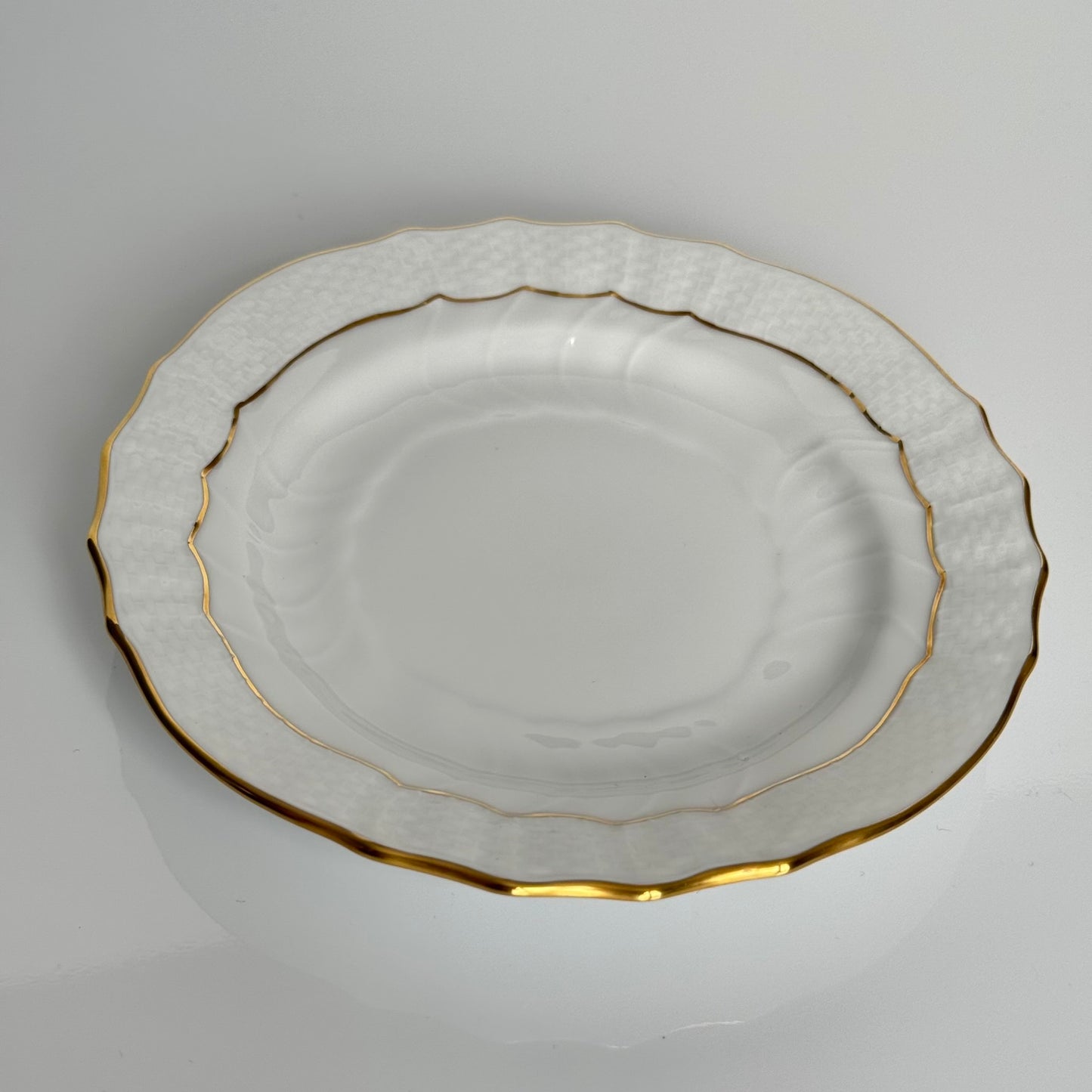 English: Pair of Herend porcelain small dessert plates in the “Golden Edge” (HDE) pattern, with minimalist hand-applied gold rim decoration ; 日本語: ヘレンド製「ゴールデンエッジ（HDE）」パターンの磁器製デザートプレート（小）2枚セット、金彩が手作業で施されたミニマルな装飾；Français: Paire de petites assiettes à dessert en porcelaine Herend, modèle “Golden Edge” (HDE), décor minimaliste avec liseré doré appliqué à la main.