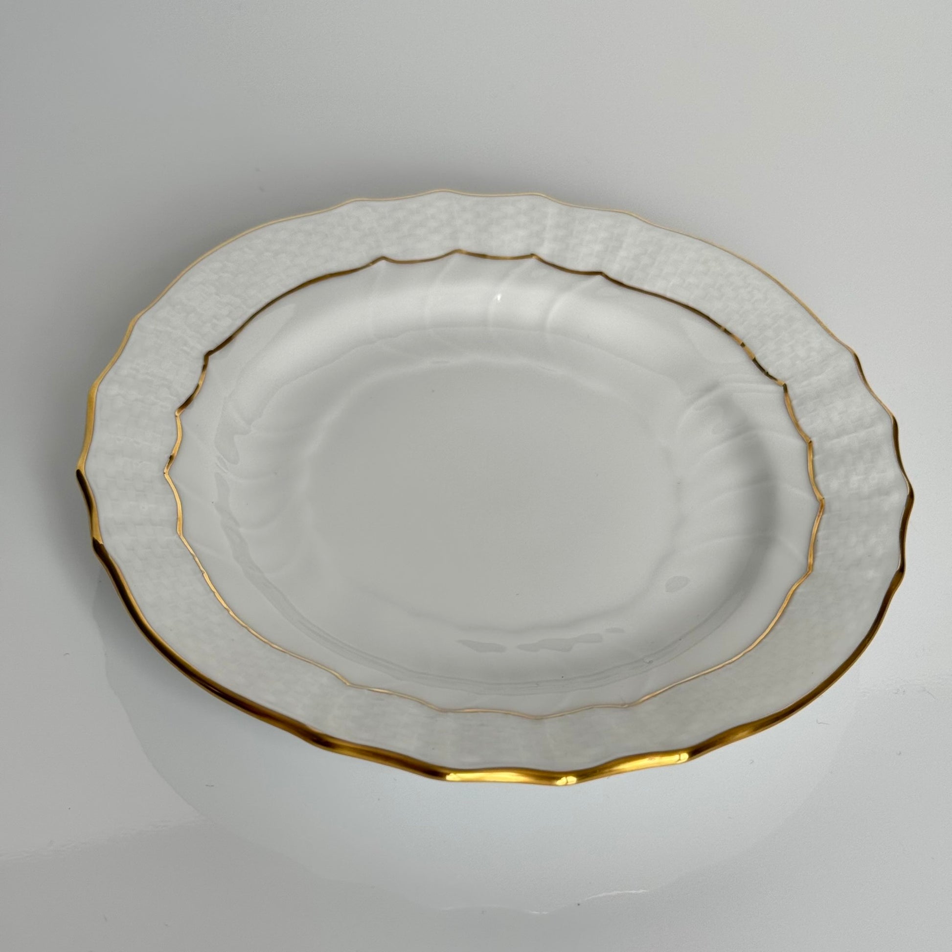 English: Pair of Herend porcelain small dessert plates in the “Golden Edge” (HDE) pattern, with minimalist hand-applied gold rim decoration ; 日本語: ヘレンド製「ゴールデンエッジ（HDE）」パターンの磁器製デザートプレート（小）2枚セット、金彩が手作業で施されたミニマルな装飾；Français: Paire de petites assiettes à dessert en porcelaine Herend, modèle “Golden Edge” (HDE), décor minimaliste avec liseré doré appliqué à la main.