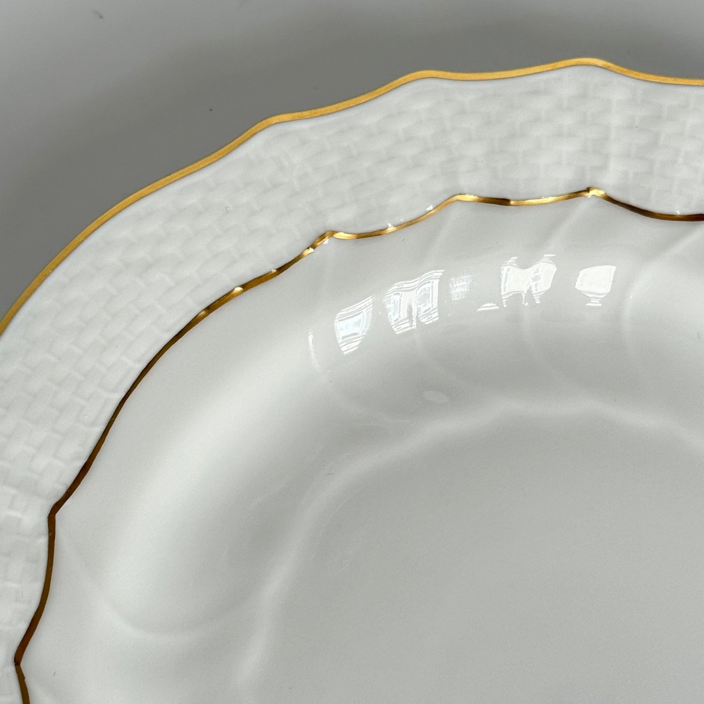 English: Pair of Herend porcelain small dessert plates in the “Golden Edge” (HDE) pattern, with minimalist hand-applied gold rim decoration ; 日本語: ヘレンド製「ゴールデンエッジ（HDE）」パターンの磁器製デザートプレート（小）2枚セット、金彩が手作業で施されたミニマルな装飾；Français: Paire de petites assiettes à dessert en porcelaine Herend, modèle “Golden Edge” (HDE), décor minimaliste avec liseré doré appliqué à la main.