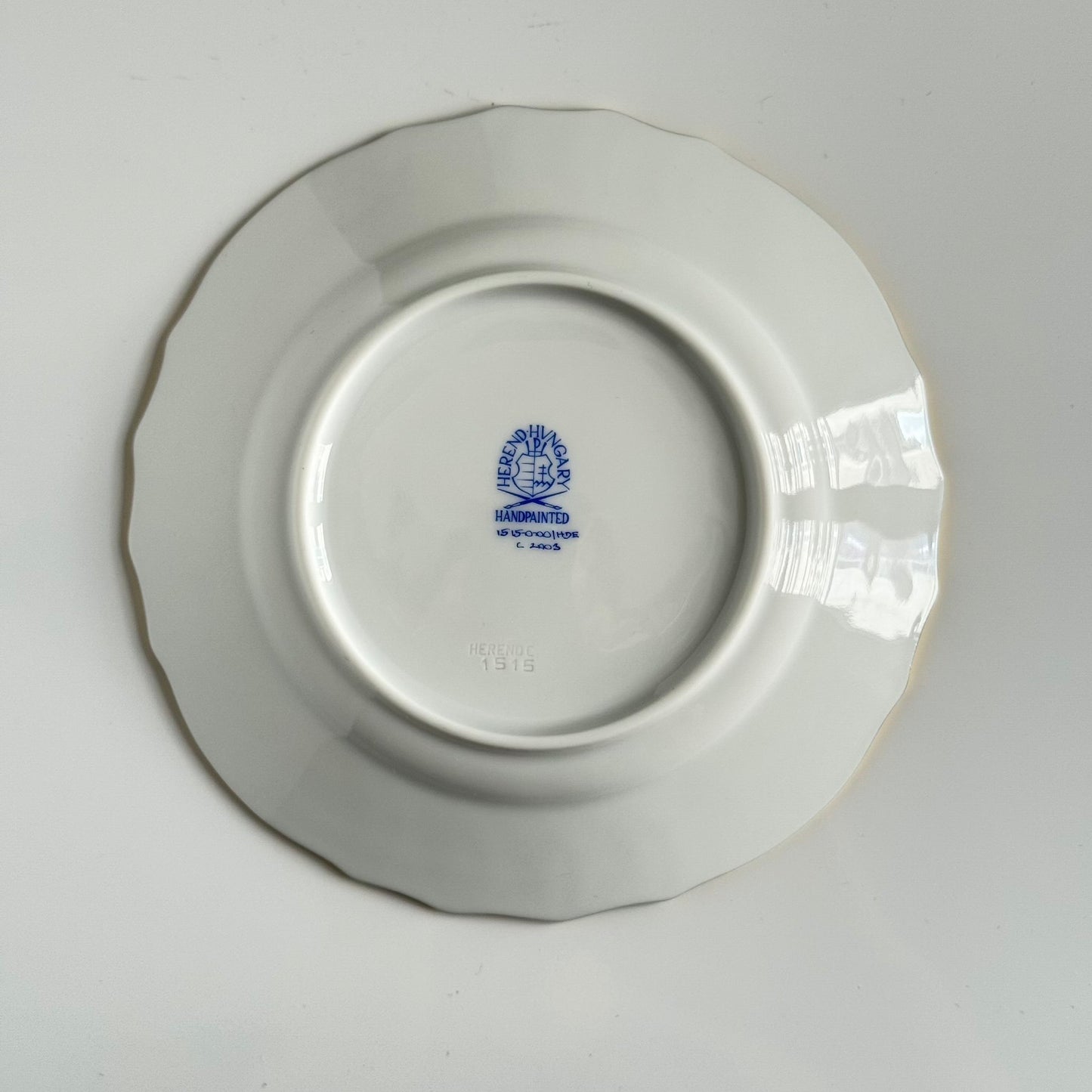 English: Pair of Herend porcelain small dessert plates in the “Golden Edge” (HDE) pattern, with minimalist hand-applied gold rim decoration ; 日本語: ヘレンド製「ゴールデンエッジ（HDE）」パターンの磁器製デザートプレート（小）2枚セット、金彩が手作業で施されたミニマルな装飾；Français: Paire de petites assiettes à dessert en porcelaine Herend, modèle “Golden Edge” (HDE), décor minimaliste avec liseré doré appliqué à la main.