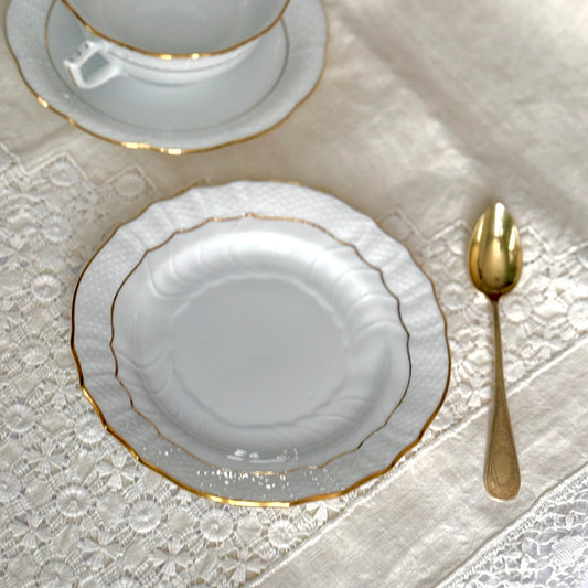 English: Pair of Herend porcelain small dessert plates in the “Golden Edge” (HDE) pattern, with minimalist hand-applied gold rim decoration ; 日本語: ヘレンド製「ゴールデンエッジ（HDE）」パターンの磁器製デザートプレート（小）2枚セット、金彩が手作業で施されたミニマルな装飾；Français: Paire de petites assiettes à dessert en porcelaine Herend, modèle “Golden Edge” (HDE), décor minimaliste avec liseré doré appliqué à la main.