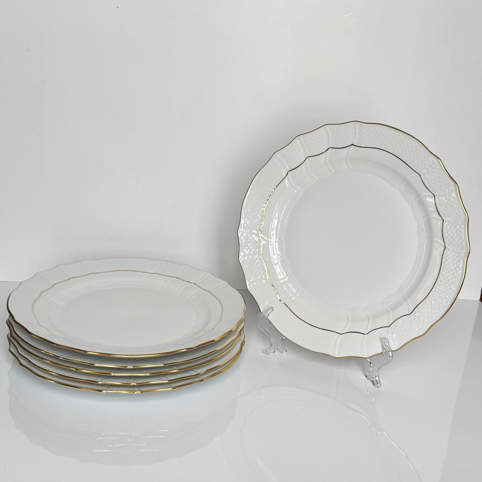 English: Set of two Herend dinner plates in “Golden Edge” HDE pattern, hand-gilded porcelain, minimal and timeless design ; 日本語: ヘレンドの「ゴールデンエッジ」HDEパターンのディナープレート2枚セット、手描き金彩入りのミニマルでクラシックなデザイン ; Français: Paire d’assiettes de dîner Herend modèle “Golden Edge” HDE, en porcelaine dorée à la main, design sobre et intemporel.