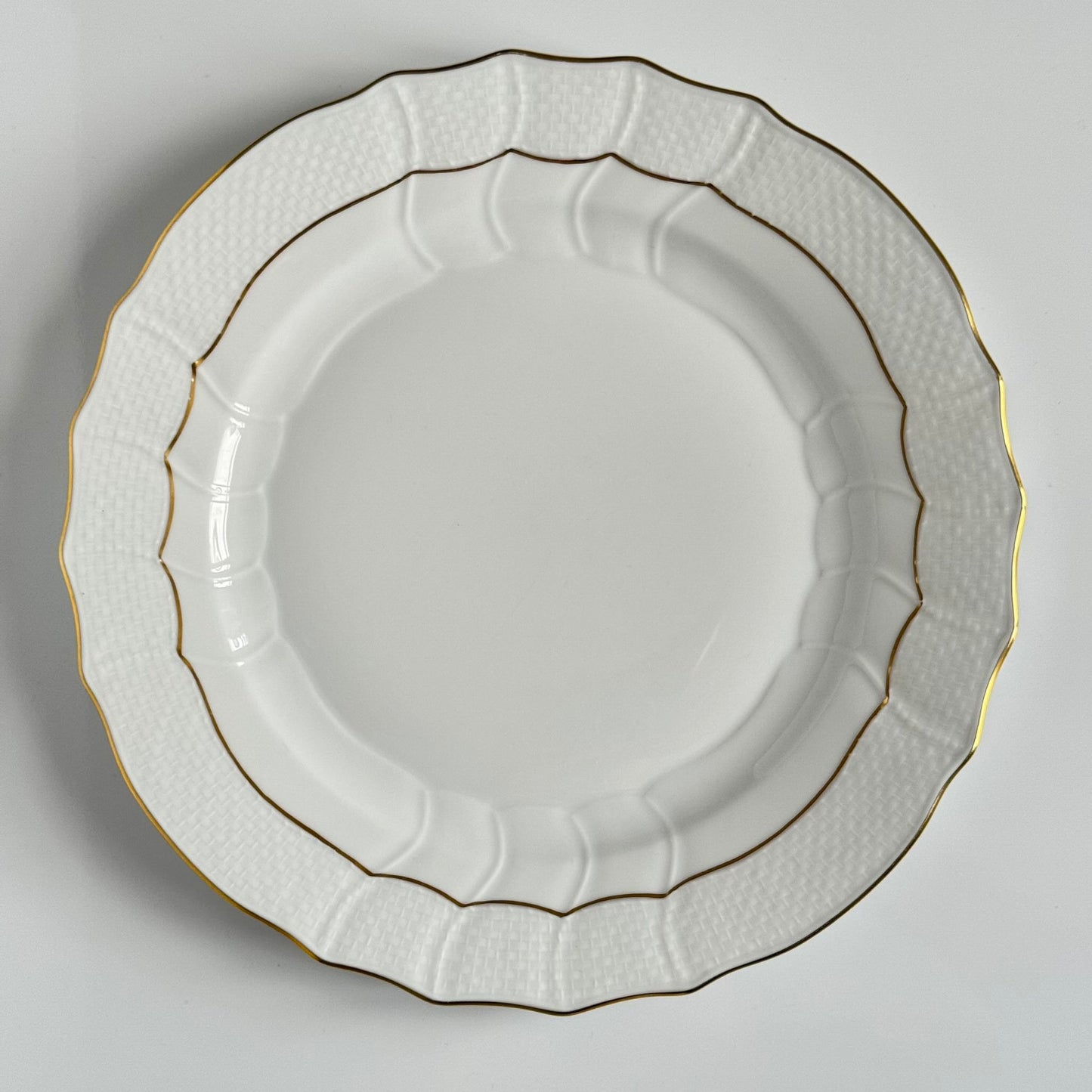English: Set of two Herend dinner plates in “Golden Edge” HDE pattern, hand-gilded porcelain, minimal and timeless design ; 日本語: ヘレンドの「ゴールデンエッジ」HDEパターンのディナープレート2枚セット、手描き金彩入りのミニマルでクラシックなデザイン ; Français: Paire d’assiettes de dîner Herend modèle “Golden Edge” HDE, en porcelaine dorée à la main, design sobre et intemporel.