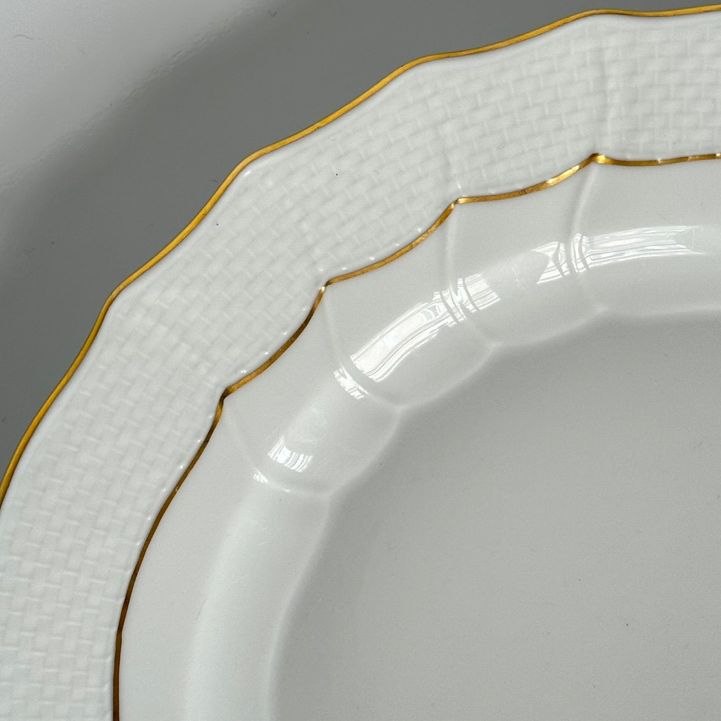 English: Set of two Herend dinner plates in “Golden Edge” HDE pattern, hand-gilded porcelain, minimal and timeless design ; 日本語: ヘレンドの「ゴールデンエッジ」HDEパターンのディナープレート2枚セット、手描き金彩入りのミニマルでクラシックなデザイン ; Français: Paire d’assiettes de dîner Herend modèle “Golden Edge” HDE, en porcelaine dorée à la main, design sobre et intemporel.