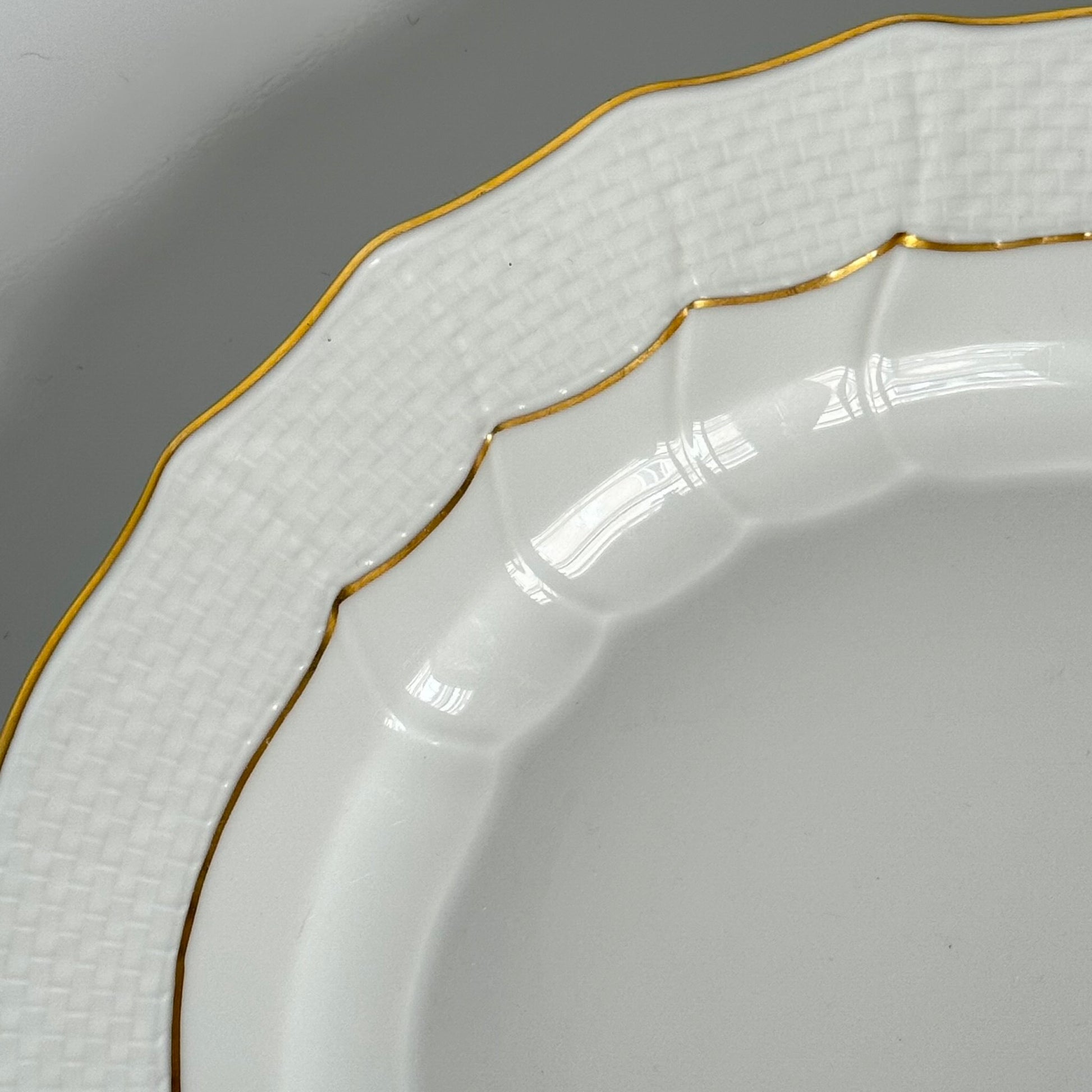 English: Set of two Herend dinner plates in “Golden Edge” HDE pattern, hand-gilded porcelain, minimal and timeless design ; 日本語: ヘレンドの「ゴールデンエッジ」HDEパターンのディナープレート2枚セット、手描き金彩入りのミニマルでクラシックなデザイン ; Français: Paire d’assiettes de dîner Herend modèle “Golden Edge” HDE, en porcelaine dorée à la main, design sobre et intemporel.
