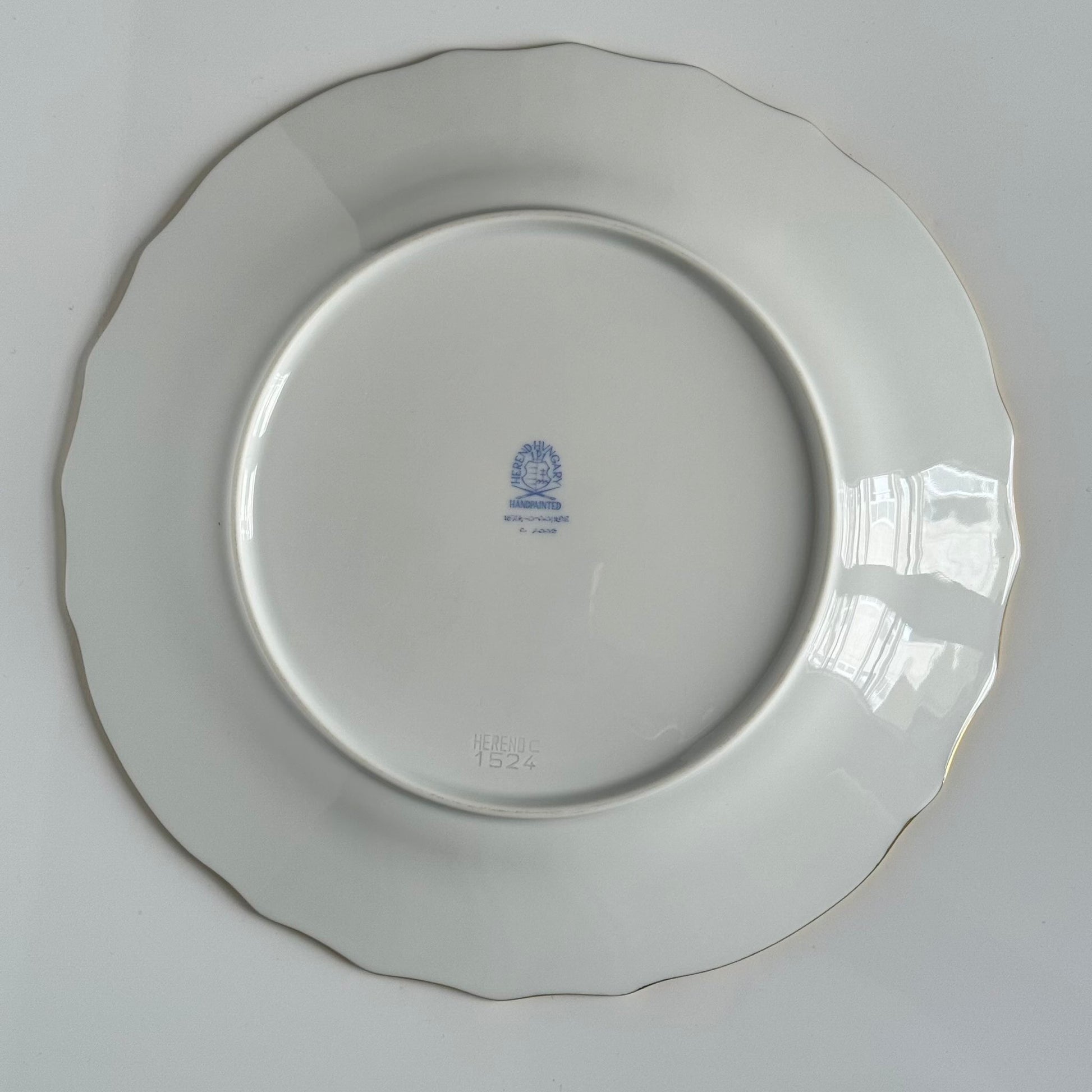 English: Set of two Herend dinner plates in “Golden Edge” HDE pattern, hand-gilded porcelain, minimal and timeless design ; 日本語: ヘレンドの「ゴールデンエッジ」HDEパターンのディナープレート2枚セット、手描き金彩入りのミニマルでクラシックなデザイン ; Français: Paire d’assiettes de dîner Herend modèle “Golden Edge” HDE, en porcelaine dorée à la main, design sobre et intemporel.