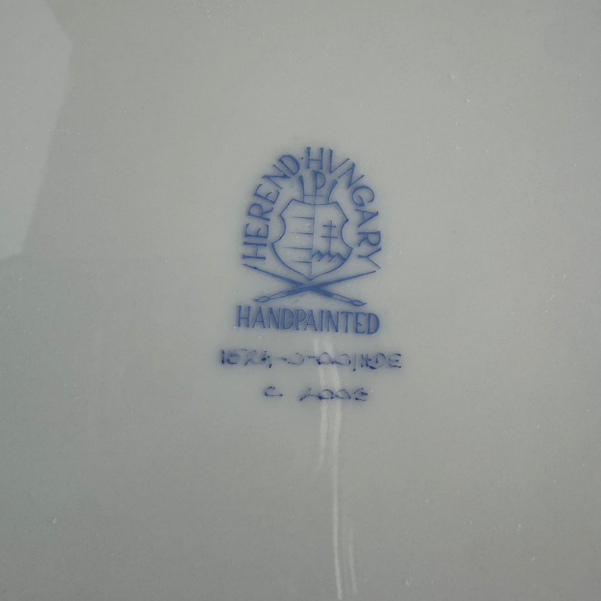 English: Set of two Herend dinner plates in “Golden Edge” HDE pattern, hand-gilded porcelain, minimal and timeless design ; 日本語: ヘレンドの「ゴールデンエッジ」HDEパターンのディナープレート2枚セット、手描き金彩入りのミニマルでクラシックなデザイン ; Français: Paire d’assiettes de dîner Herend modèle “Golden Edge” HDE, en porcelaine dorée à la main, design sobre et intemporel.