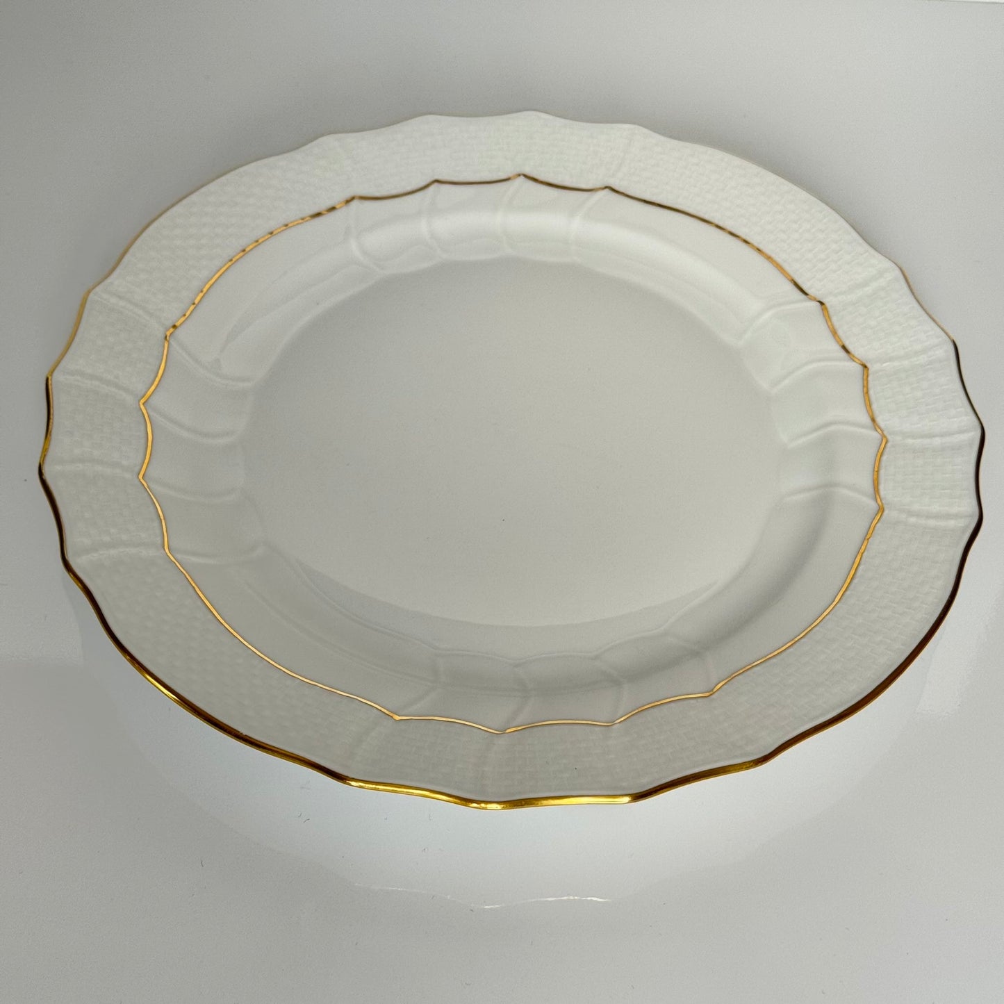 English: Set of two Herend dinner plates in “Golden Edge” HDE pattern, hand-gilded porcelain, minimal and timeless design ; 日本語: ヘレンドの「ゴールデンエッジ」HDEパターンのディナープレート2枚セット、手描き金彩入りのミニマルでクラシックなデザイン ; Français: Paire d’assiettes de dîner Herend modèle “Golden Edge” HDE, en porcelaine dorée à la main, design sobre et intemporel.